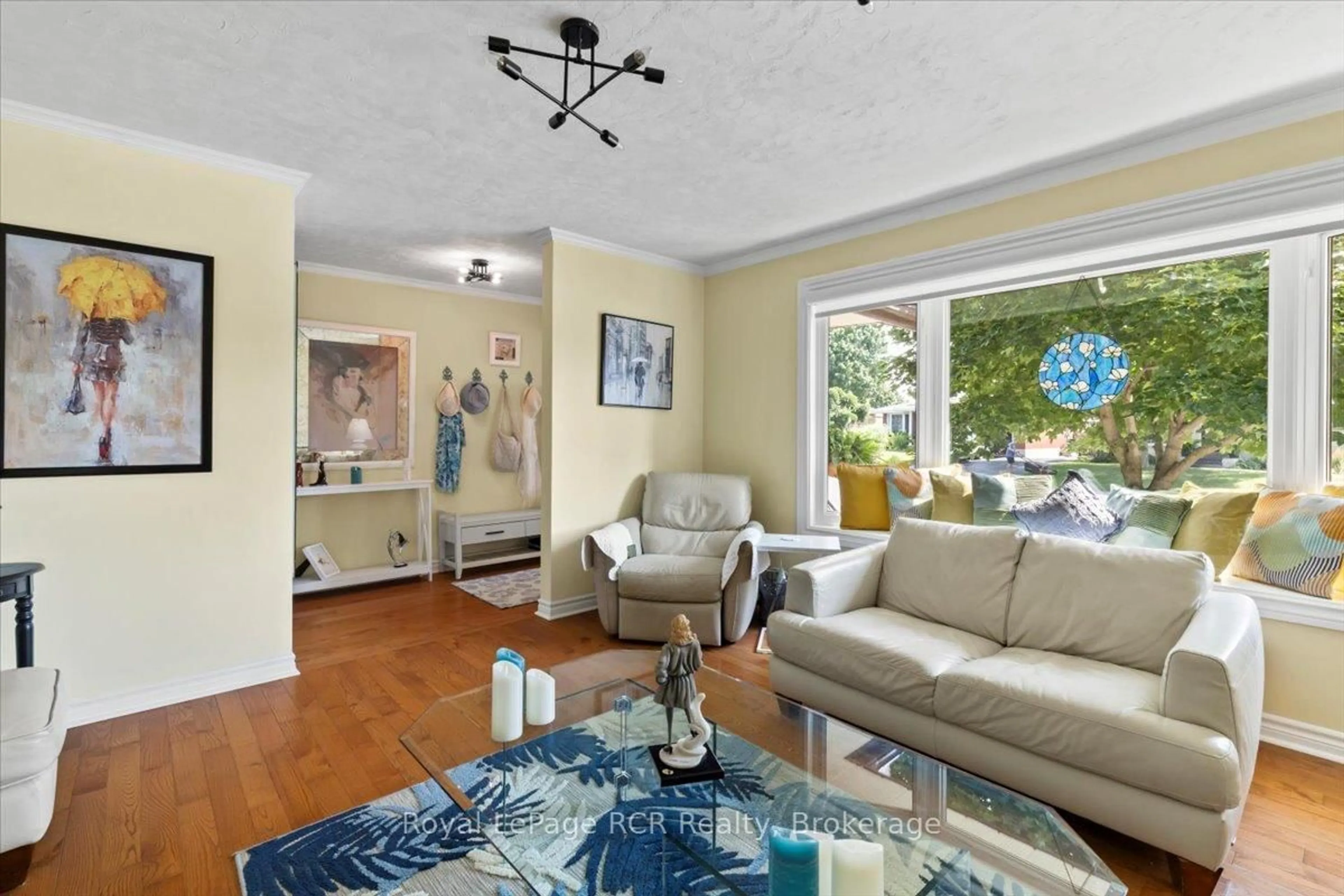 Living room with furniture, unknown for 594 17th Ave, Hanover Ontario N4N 3A9