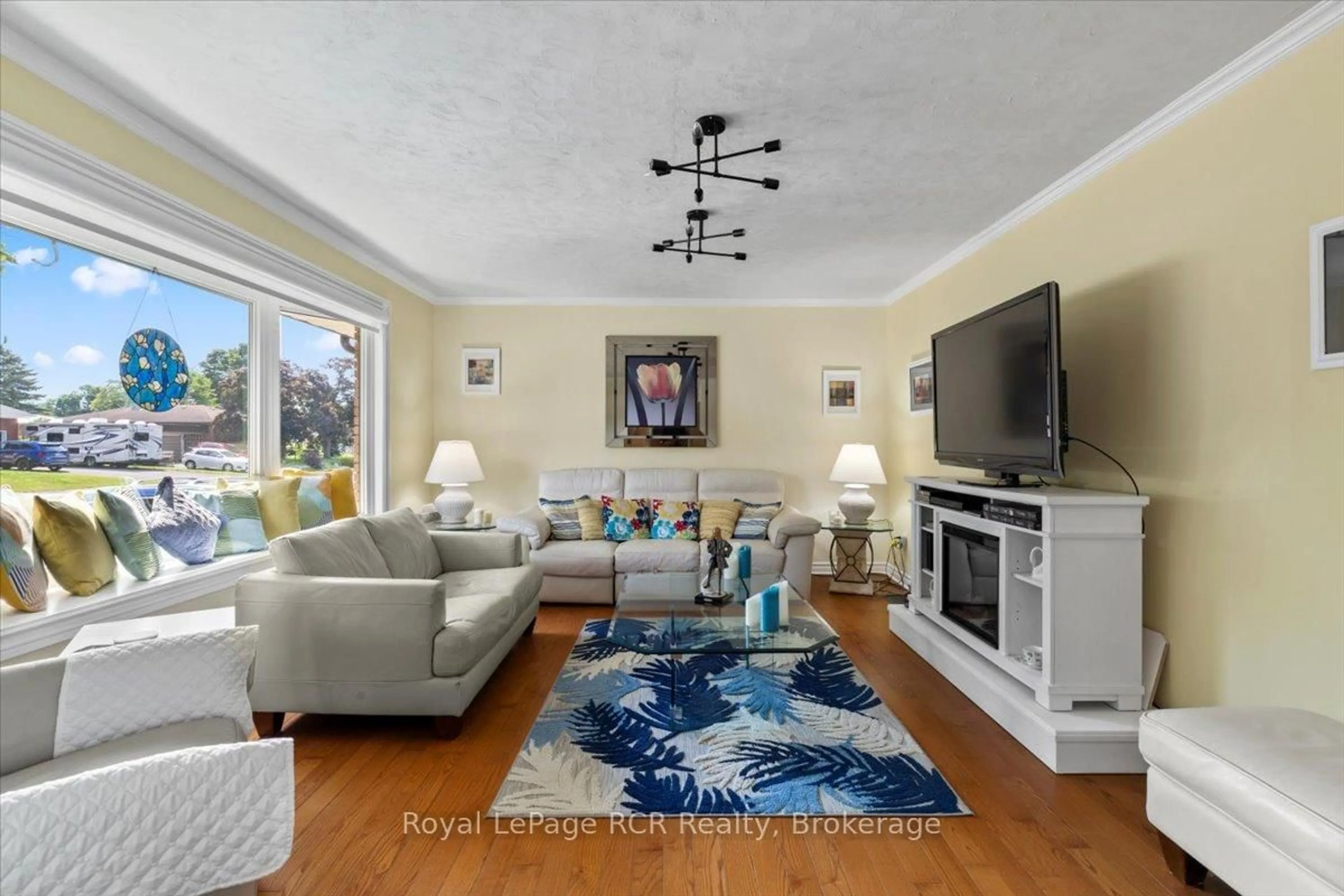 Living room with furniture, unknown for 594 17th Ave, Hanover Ontario N4N 3A9