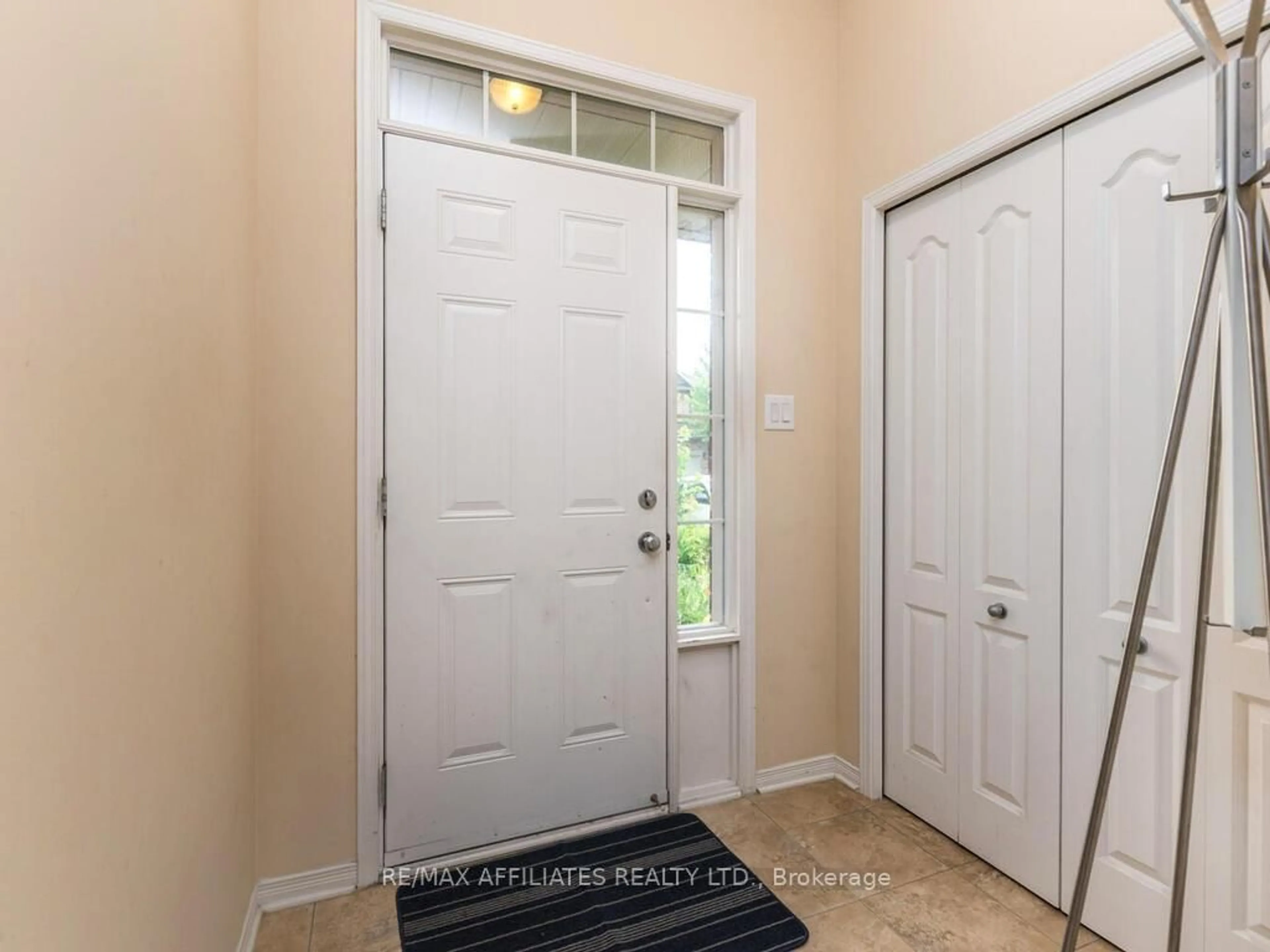 Indoor entryway for 252 Badgeley Ave, Ottawa Ontario K2T 0A7