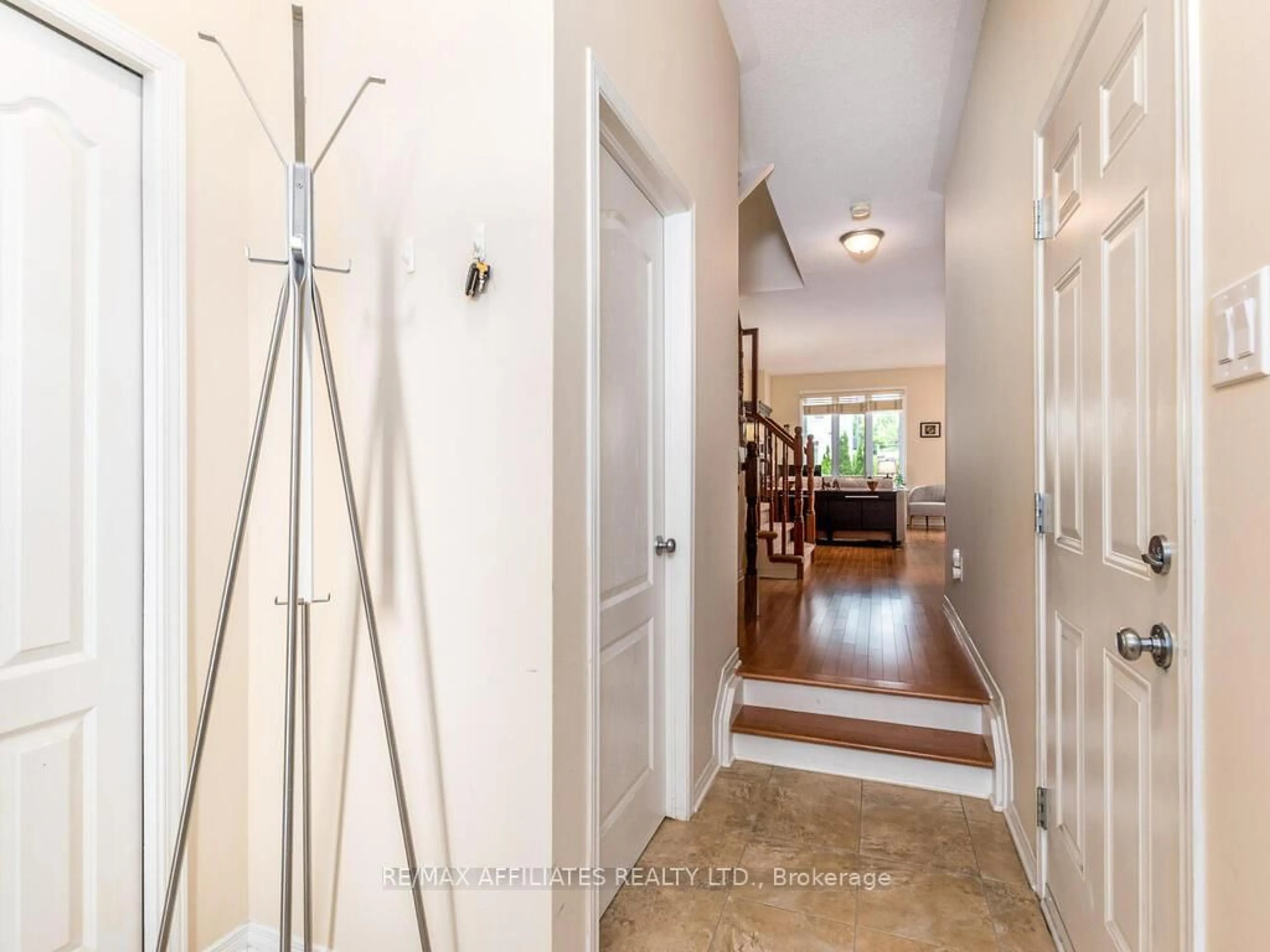 Indoor entryway for 252 Badgeley Ave, Ottawa Ontario K2T 0A7