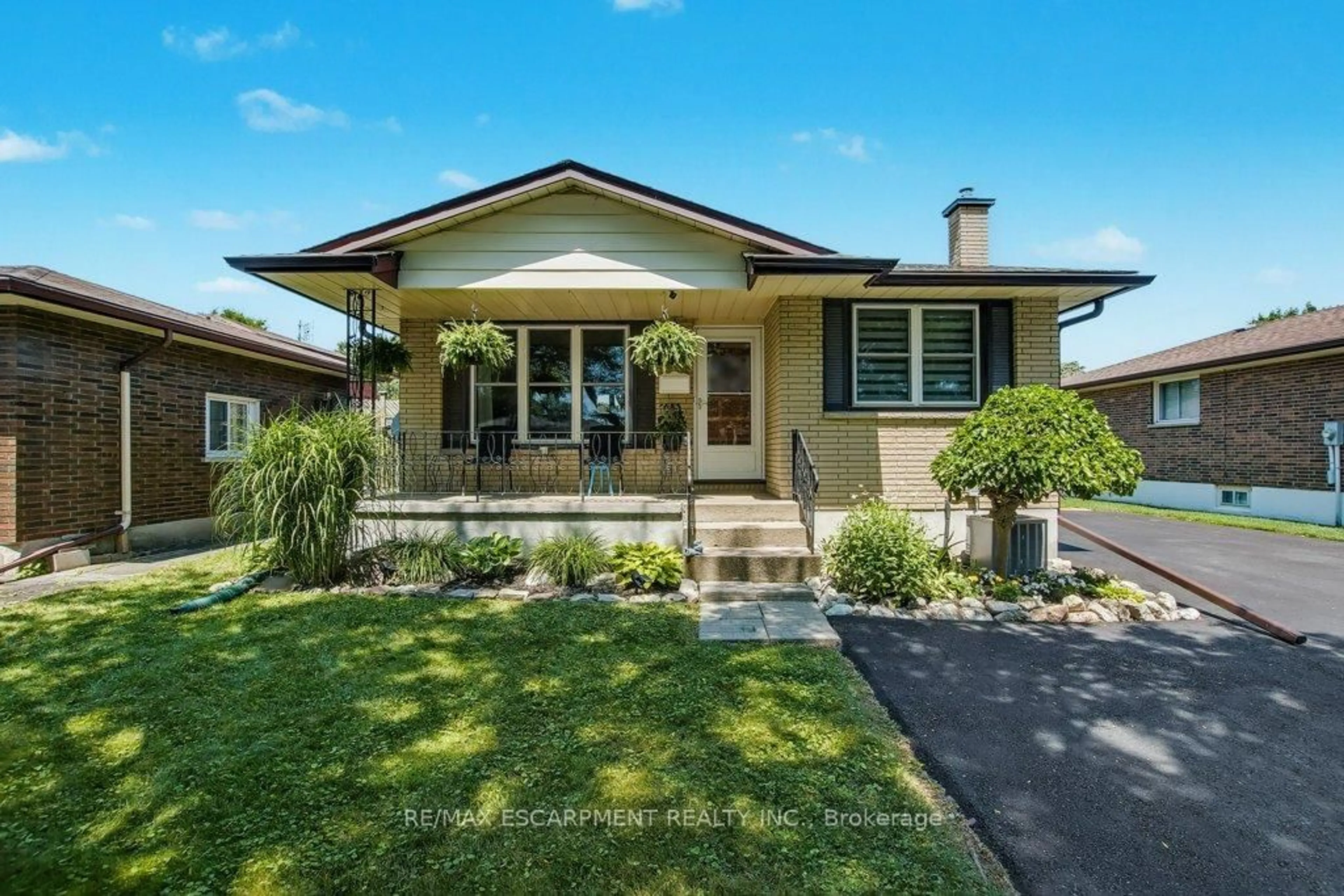 Home with vinyl exterior material, street for 5945 Frontenac St, Niagara Falls Ontario L2G 3B1
