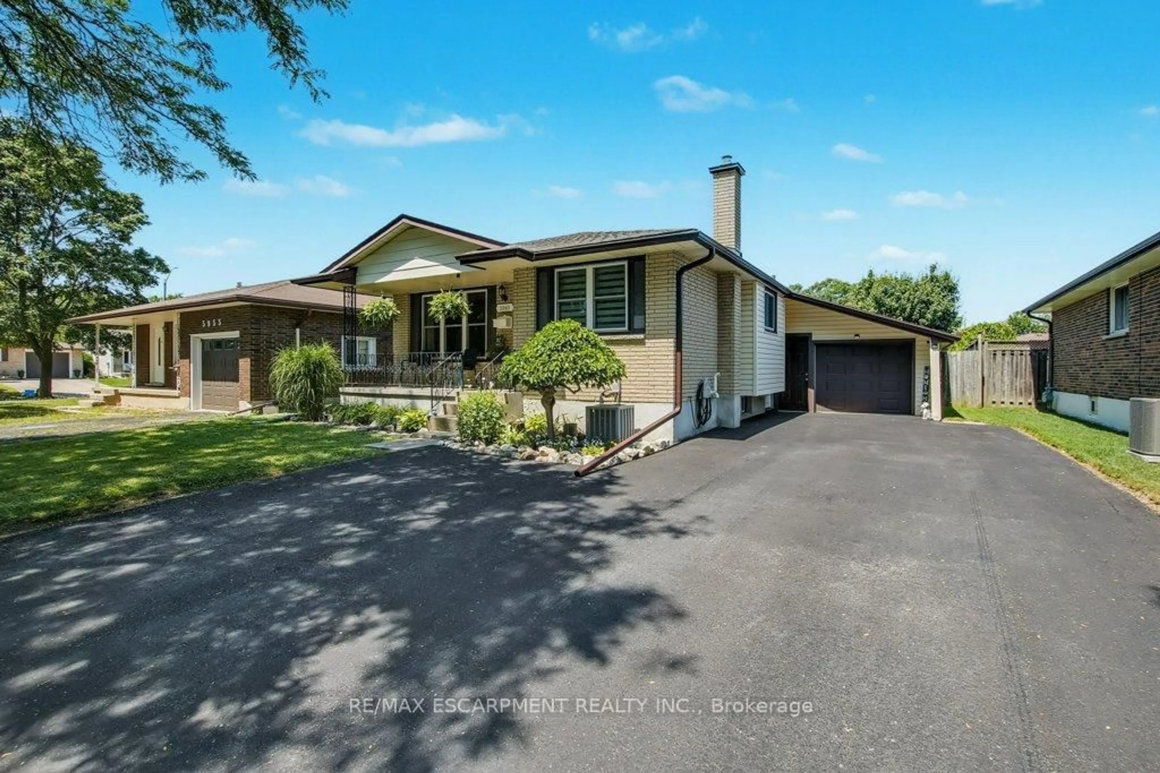 A pic from outside/outdoor area/front of a property/back of a property/a pic from drone, street for 5945 Frontenac St, Niagara Falls Ontario L2G 3B1