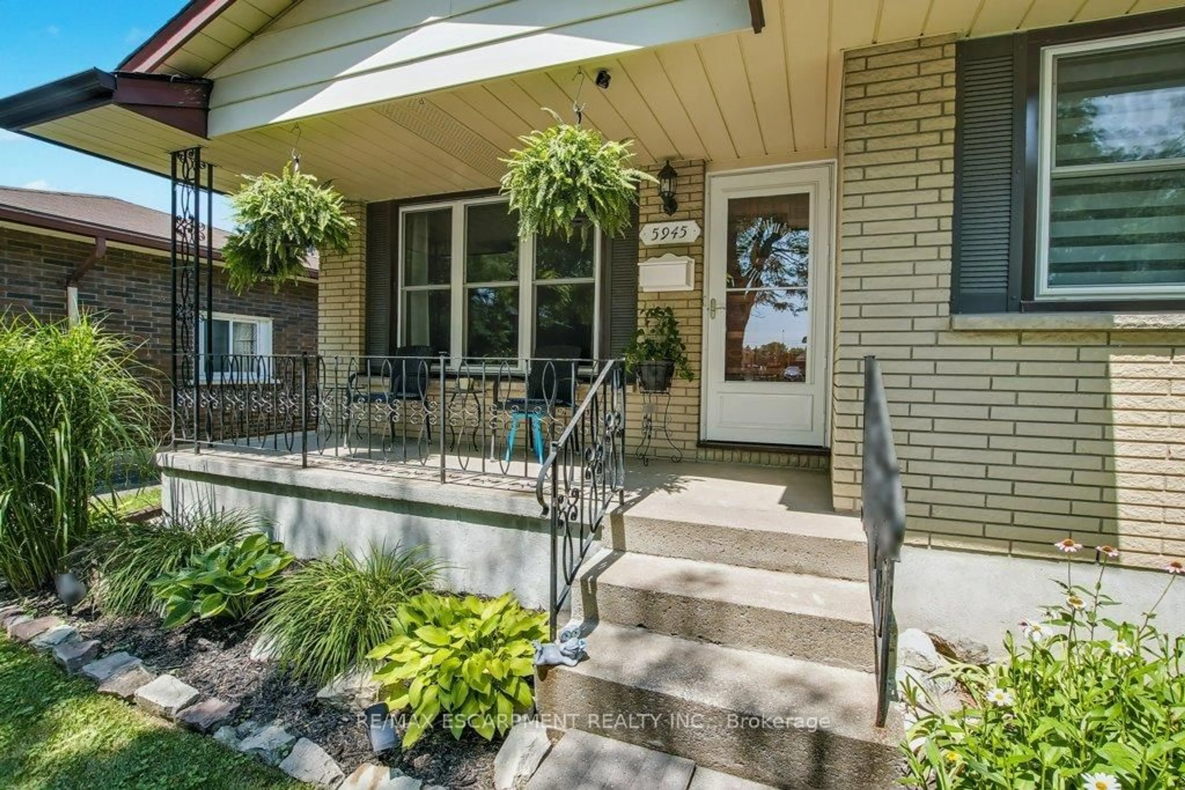 Indoor entryway for 5945 Frontenac St, Niagara Falls Ontario L2G 3B1