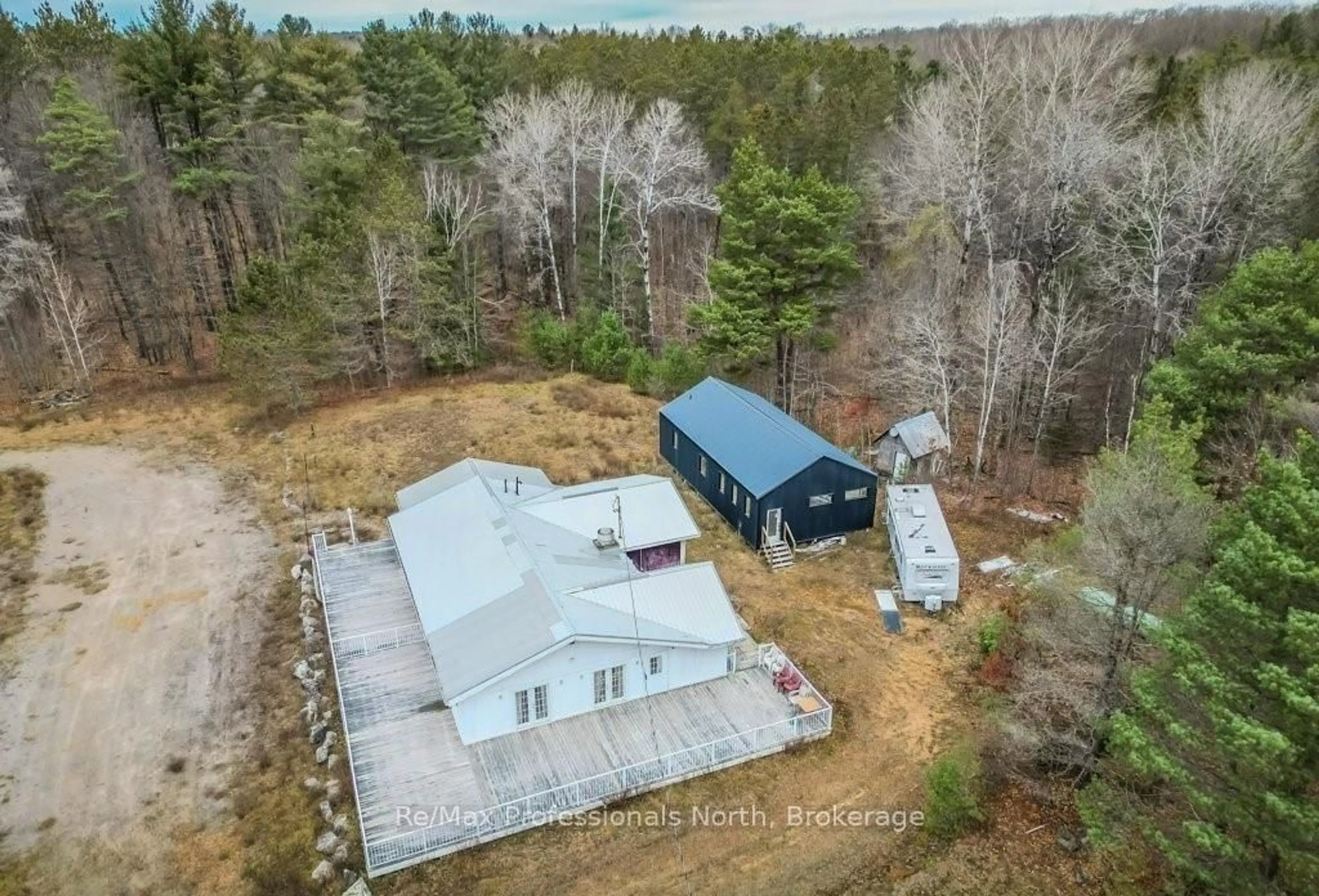 A pic from outside/outdoor area/front of a property/back of a property/a pic from drone, building for 2180-2186 HIGHWAY 141, Muskoka Lakes Ontario P0B 1M0