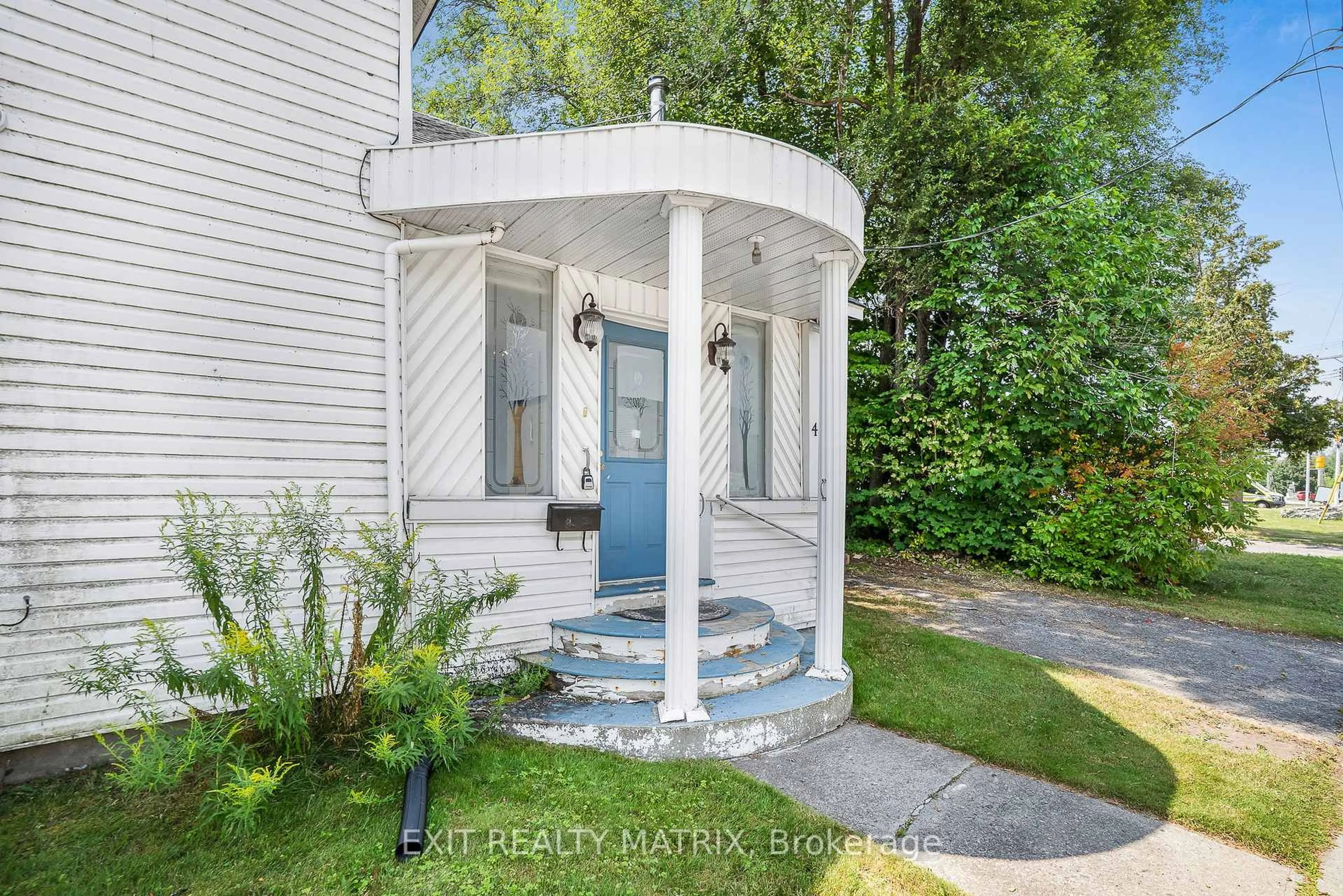 Indoor entryway for 44 Nelson St, Hawkesbury Ontario K6A 1L5