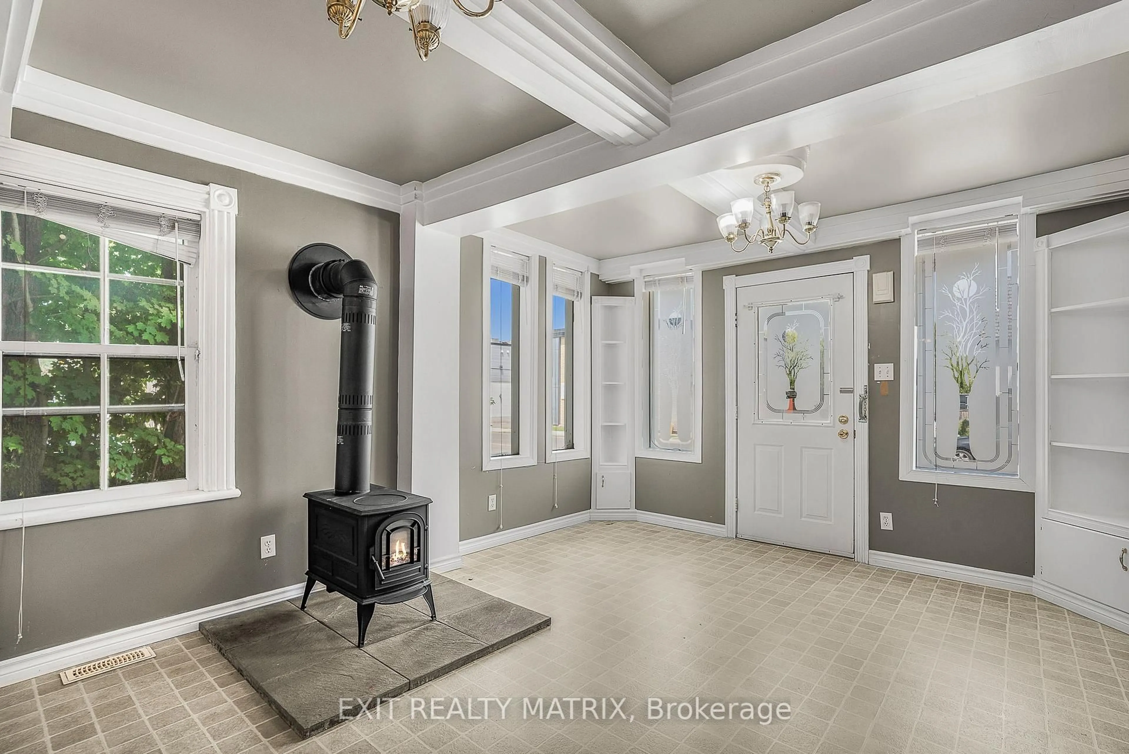 Indoor entryway for 44 Nelson St, Hawkesbury Ontario K6A 1L5