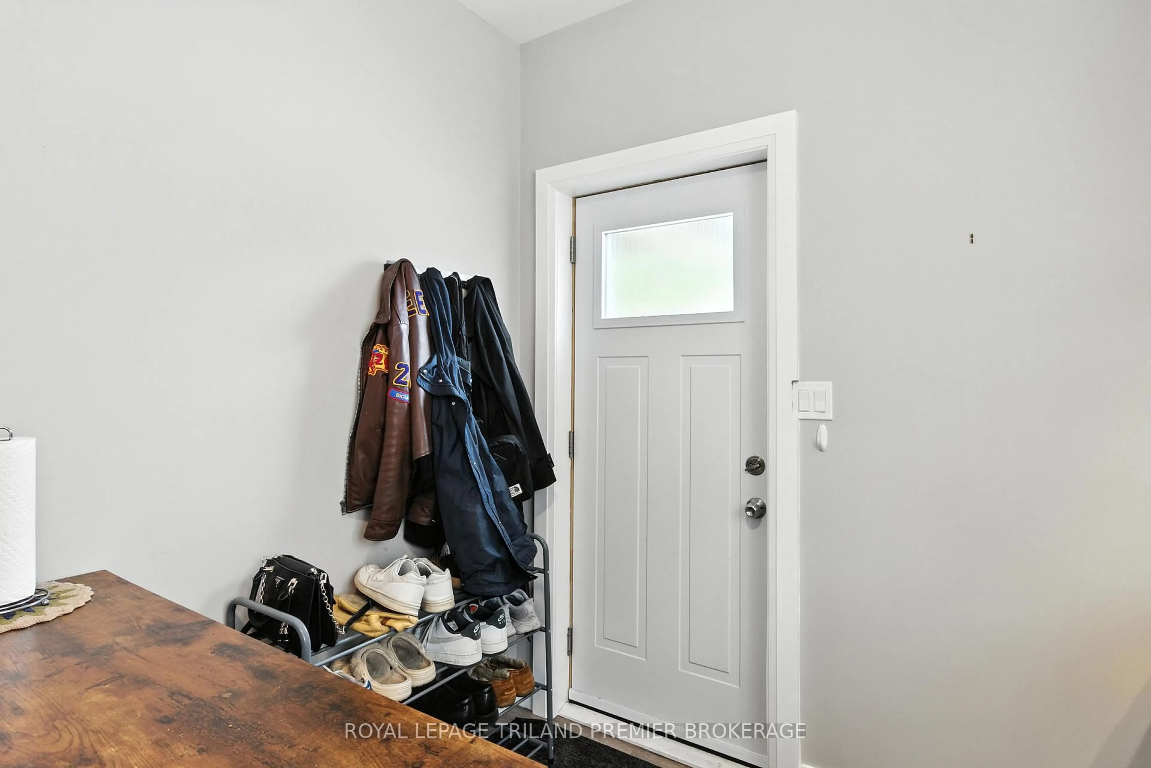 Indoor entryway for 636 Queens Ave, London East Ontario N5W 3H1