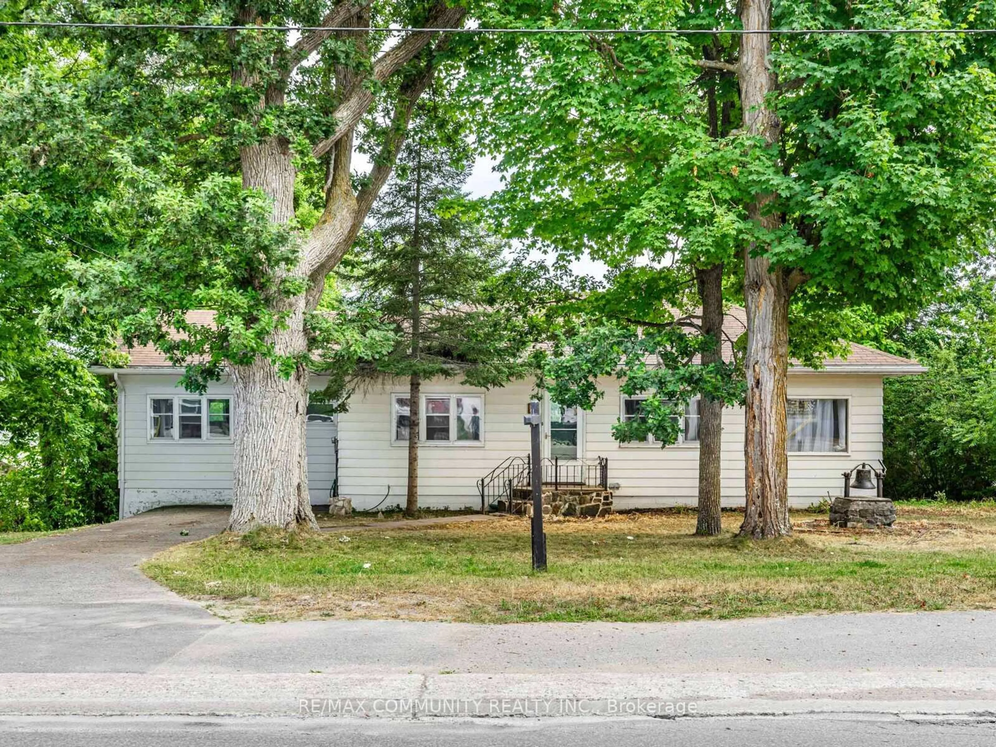 A pic from outside/outdoor area/front of a property/back of a property/a pic from drone, street for 36 North St, Kawartha Lakes Ontario K0M 1A0
