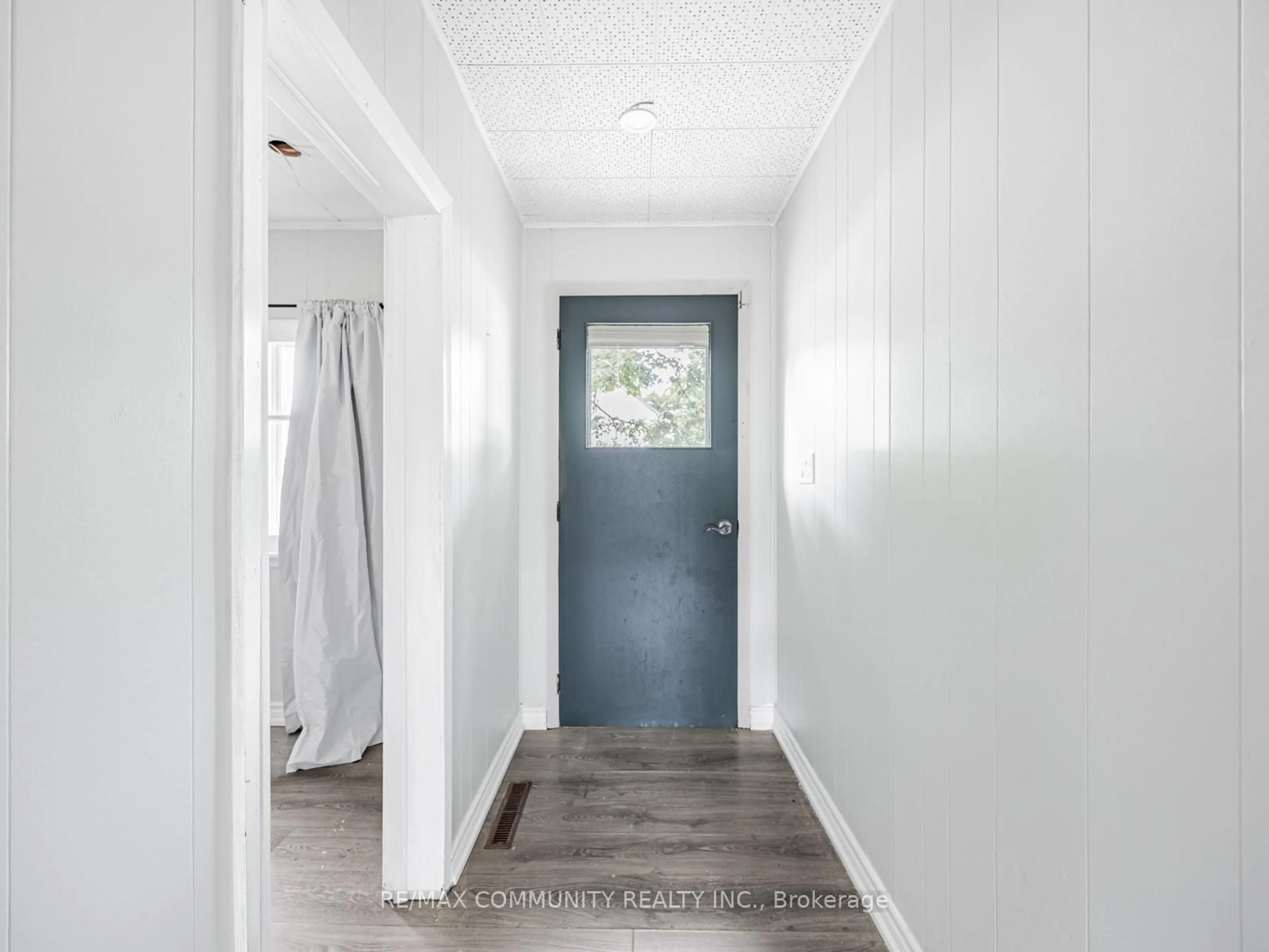 Indoor entryway for 36 North St, Kawartha Lakes Ontario K0M 1A0