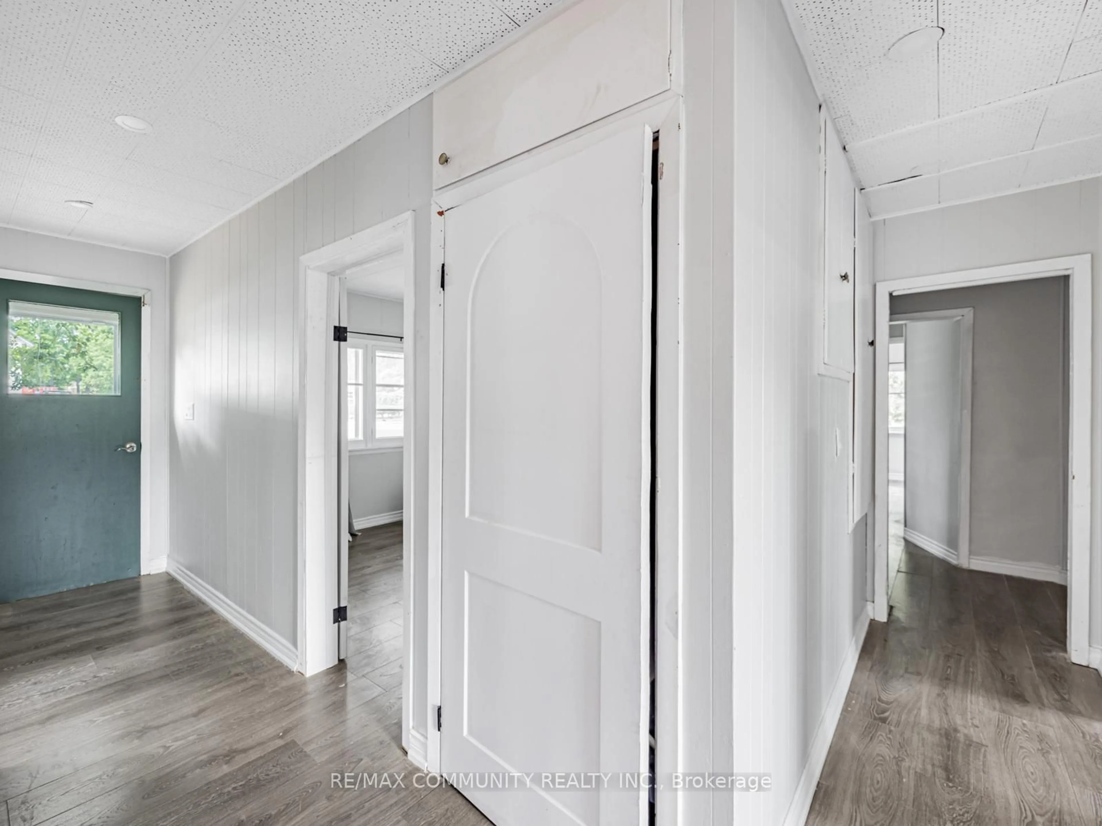 Indoor entryway for 36 North St, Kawartha Lakes Ontario K0M 1A0