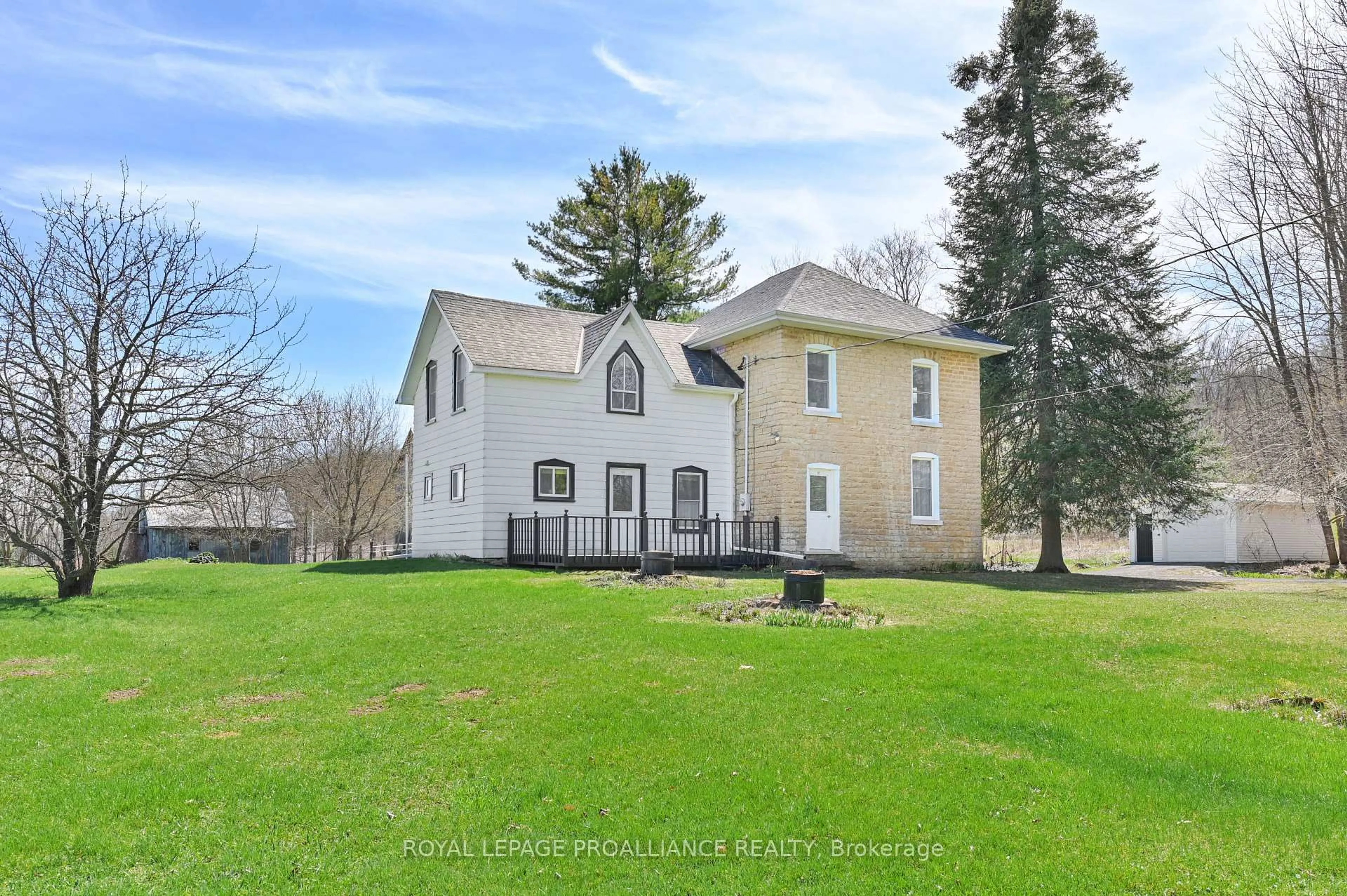 A pic from outside/outdoor area/front of a property/back of a property/a pic from drone, building for 39 Palmateer Rd, Tweed Ontario K0K 3J0