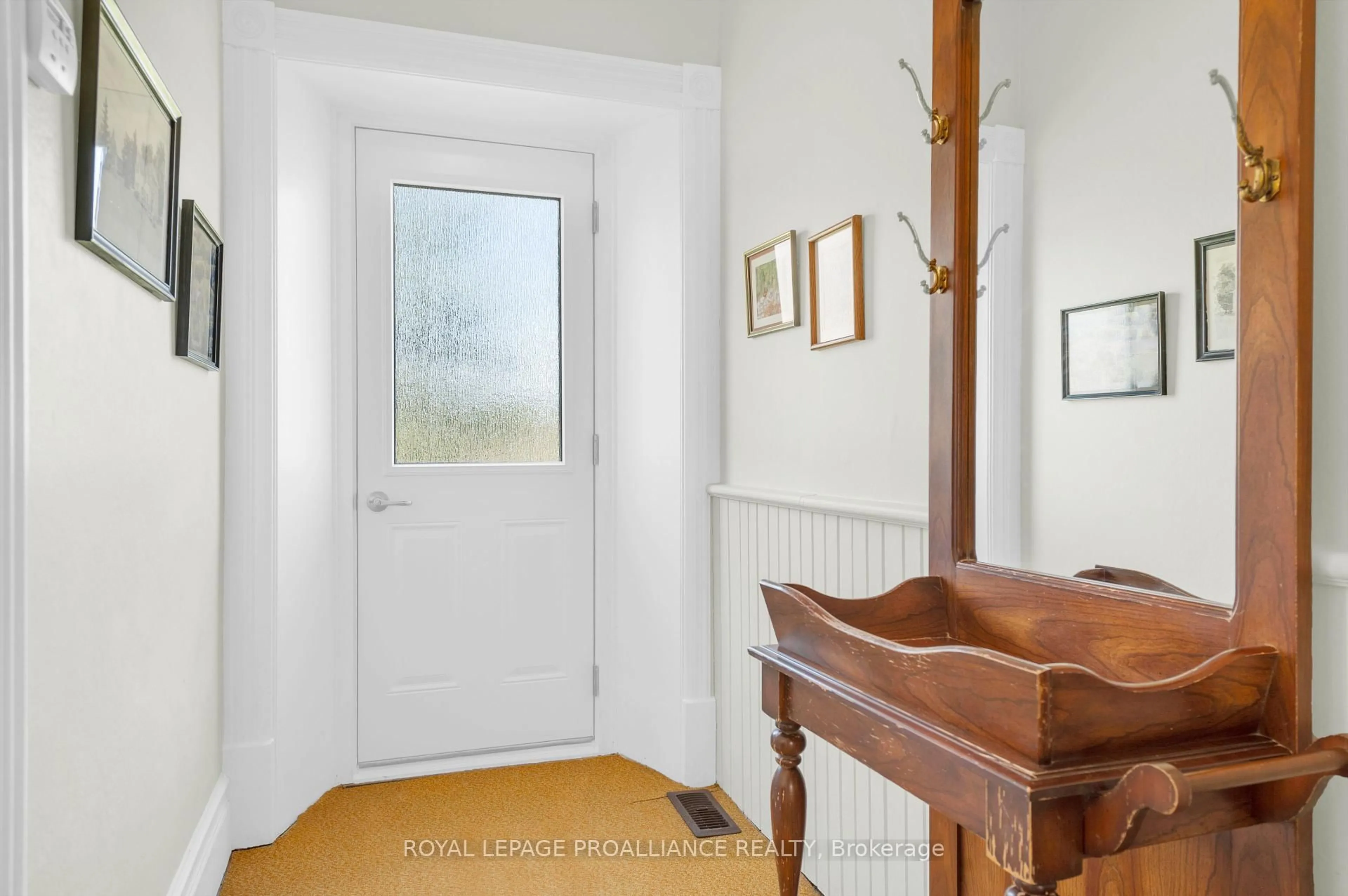 Indoor entryway for 39 Palmateer Rd, Tweed Ontario K0K 3J0