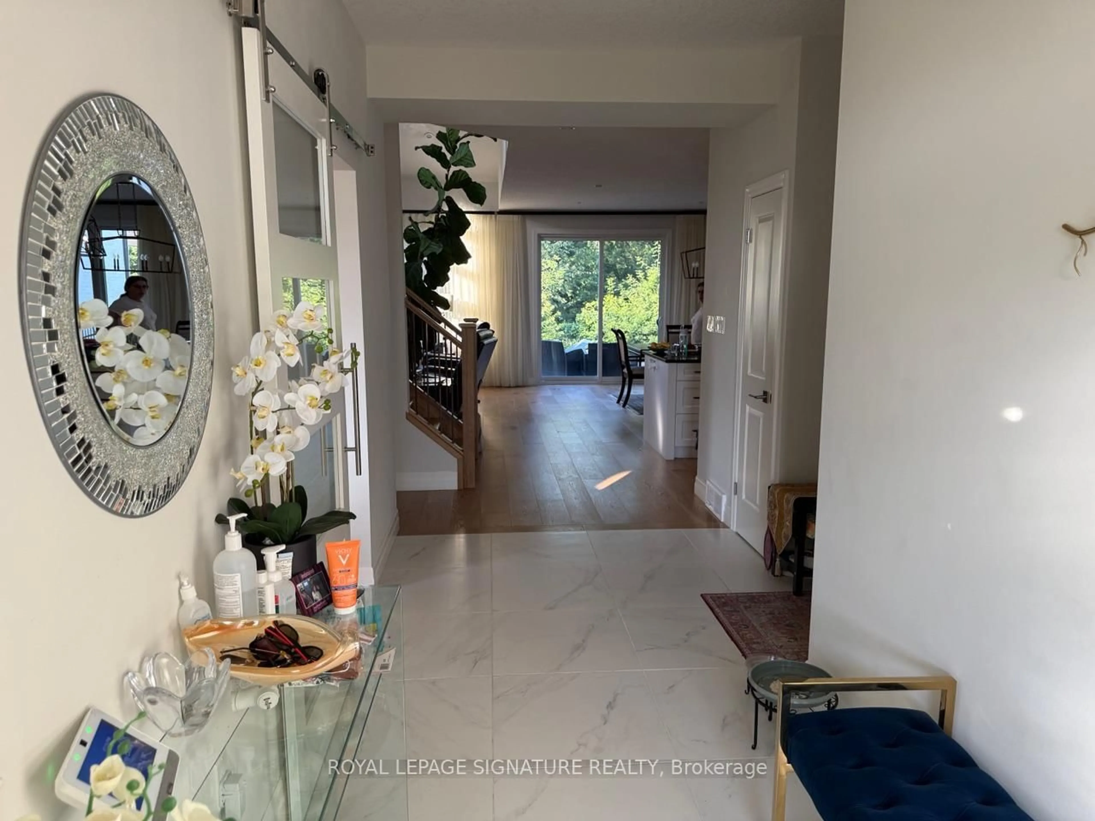 Indoor foyer for 1110 Riverbend Rd, London South Ontario N6K 0J1
