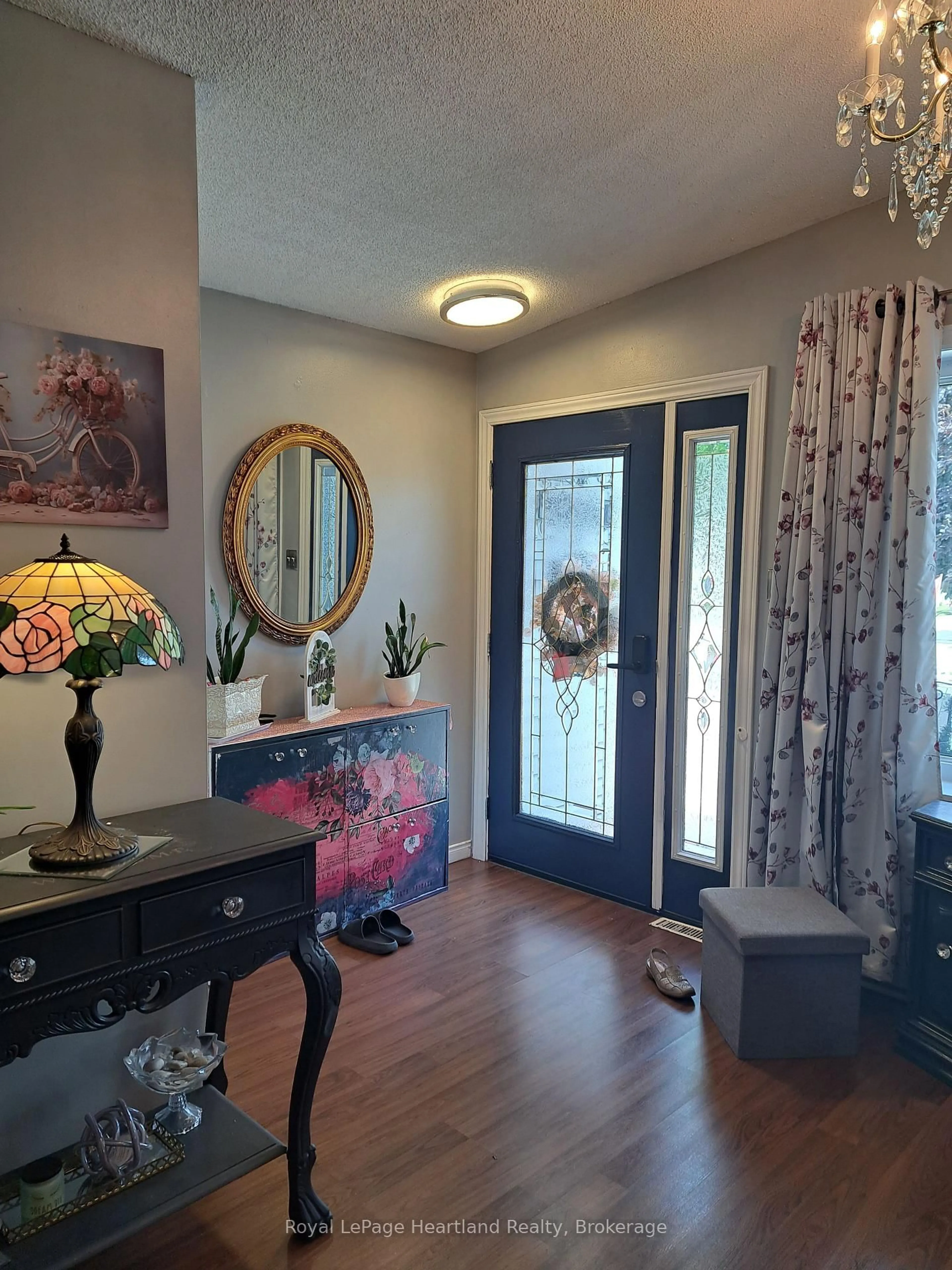 Indoor entryway for 11-1 Stewart St, Strathroy-Caradoc Ontario N7G 1A1