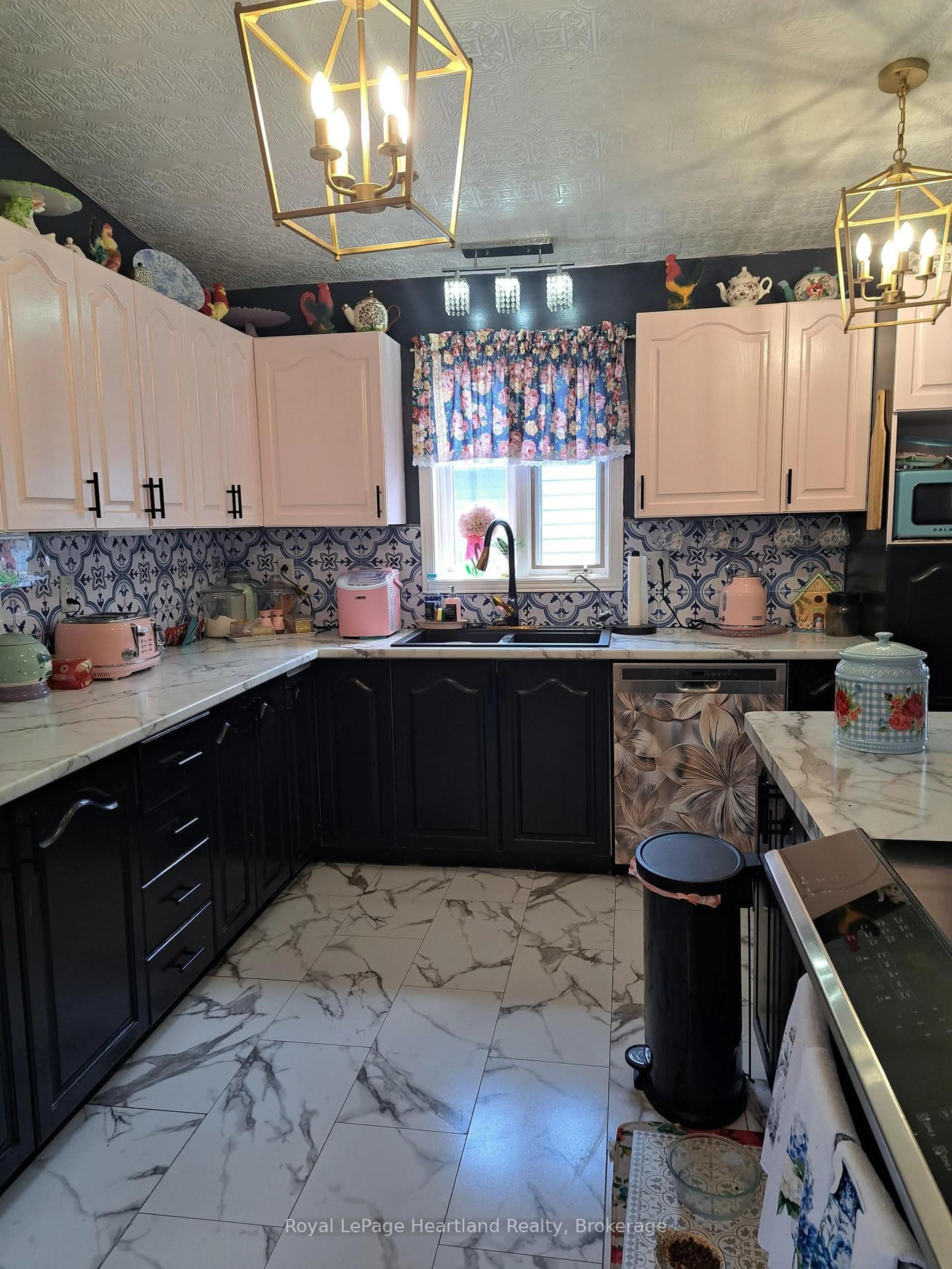 Contemporary kitchen, ceramic/tile floor for 11-1 Stewart St, Strathroy-Caradoc Ontario N7G 1A1