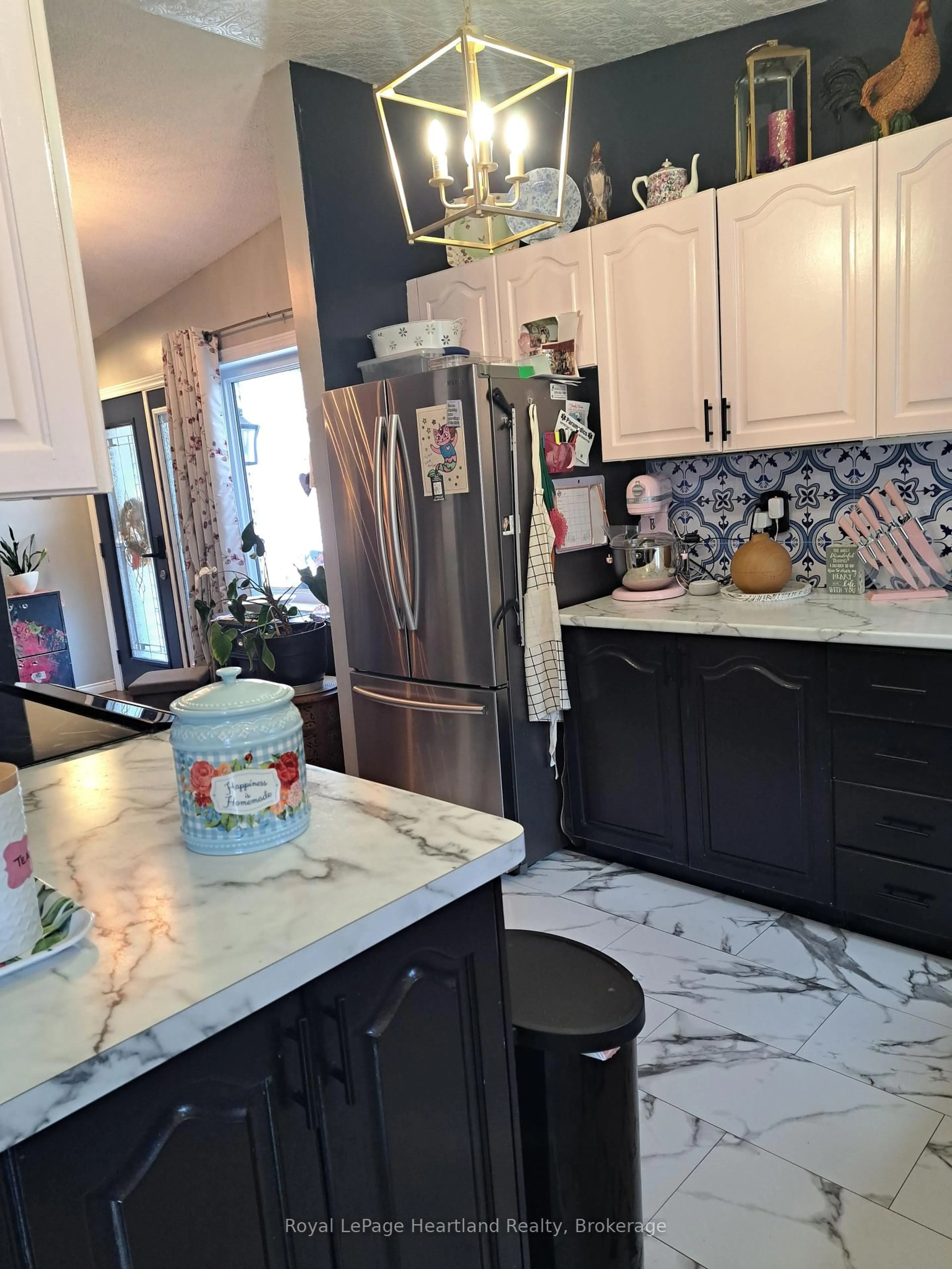 Open concept kitchen, ceramic/tile floor for 11-1 Stewart St, Strathroy-Caradoc Ontario N7G 1A1