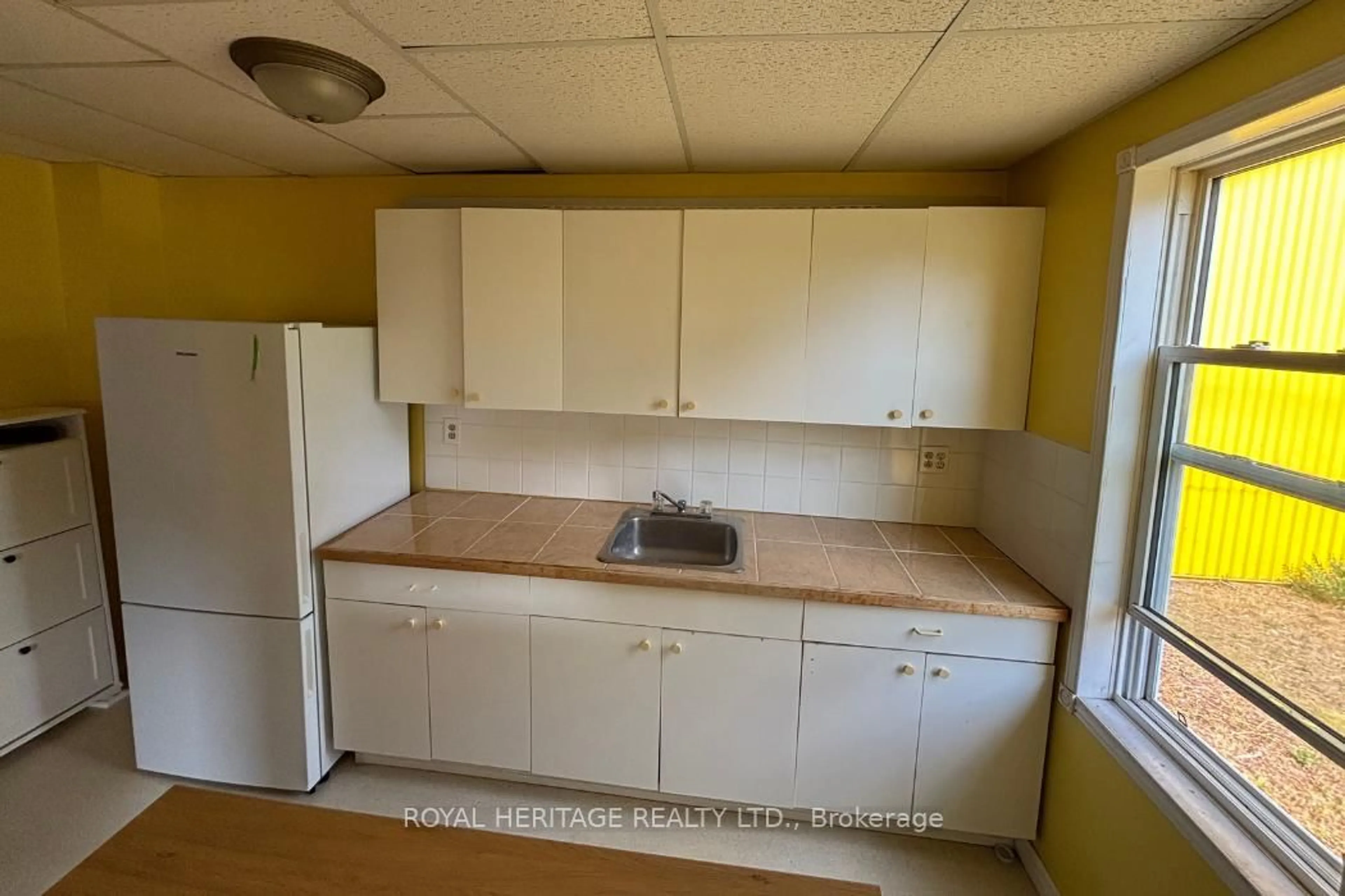Standard kitchen, unknown for 41 Harriett St, Belleville Ontario K8P 1V4