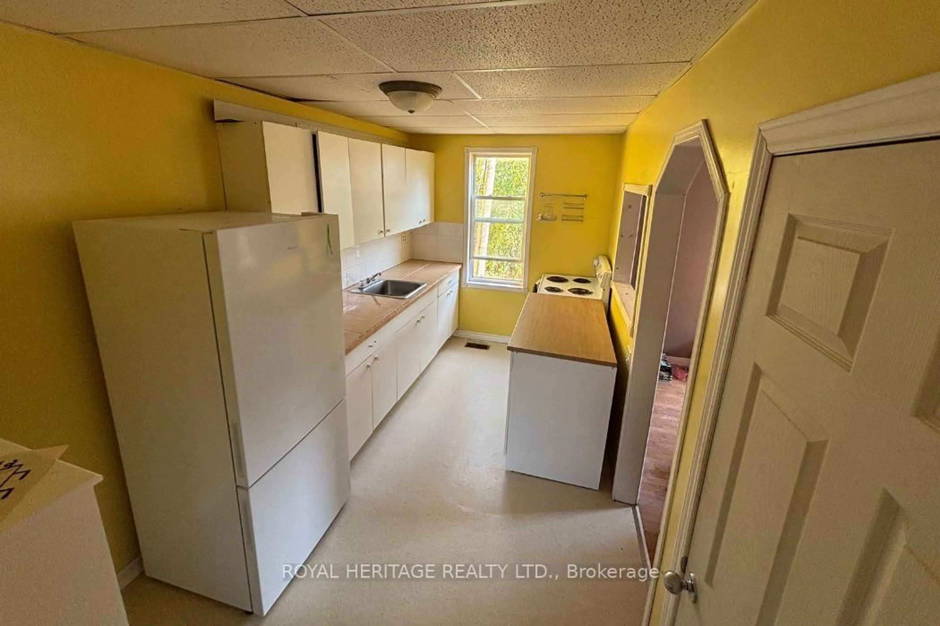 Standard kitchen, unknown for 41 Harriett St, Belleville Ontario K8P 1V4