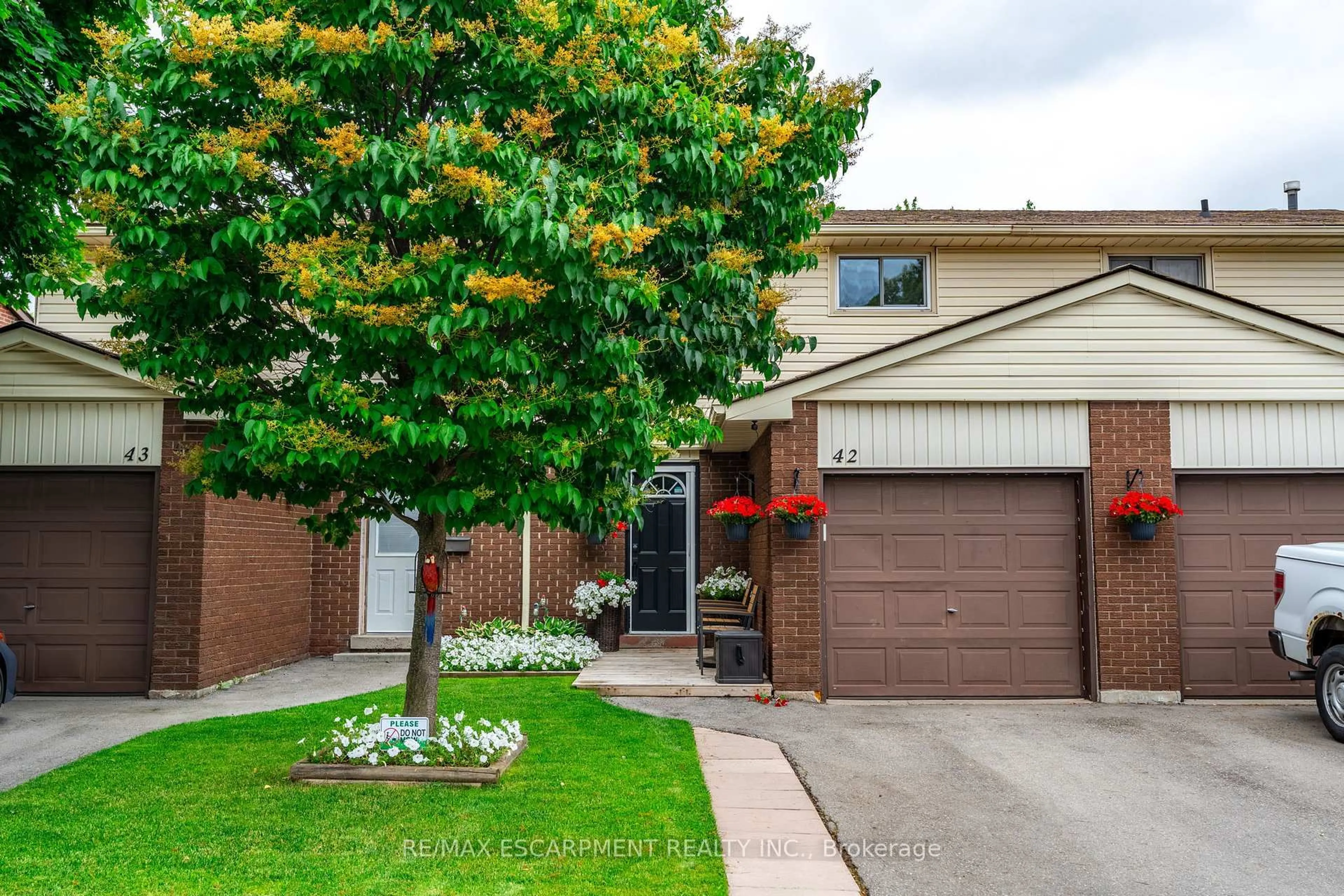 Home with brick exterior material, street for 1350 Limeridge Rd #42, Hamilton Ontario L8W 1L6
