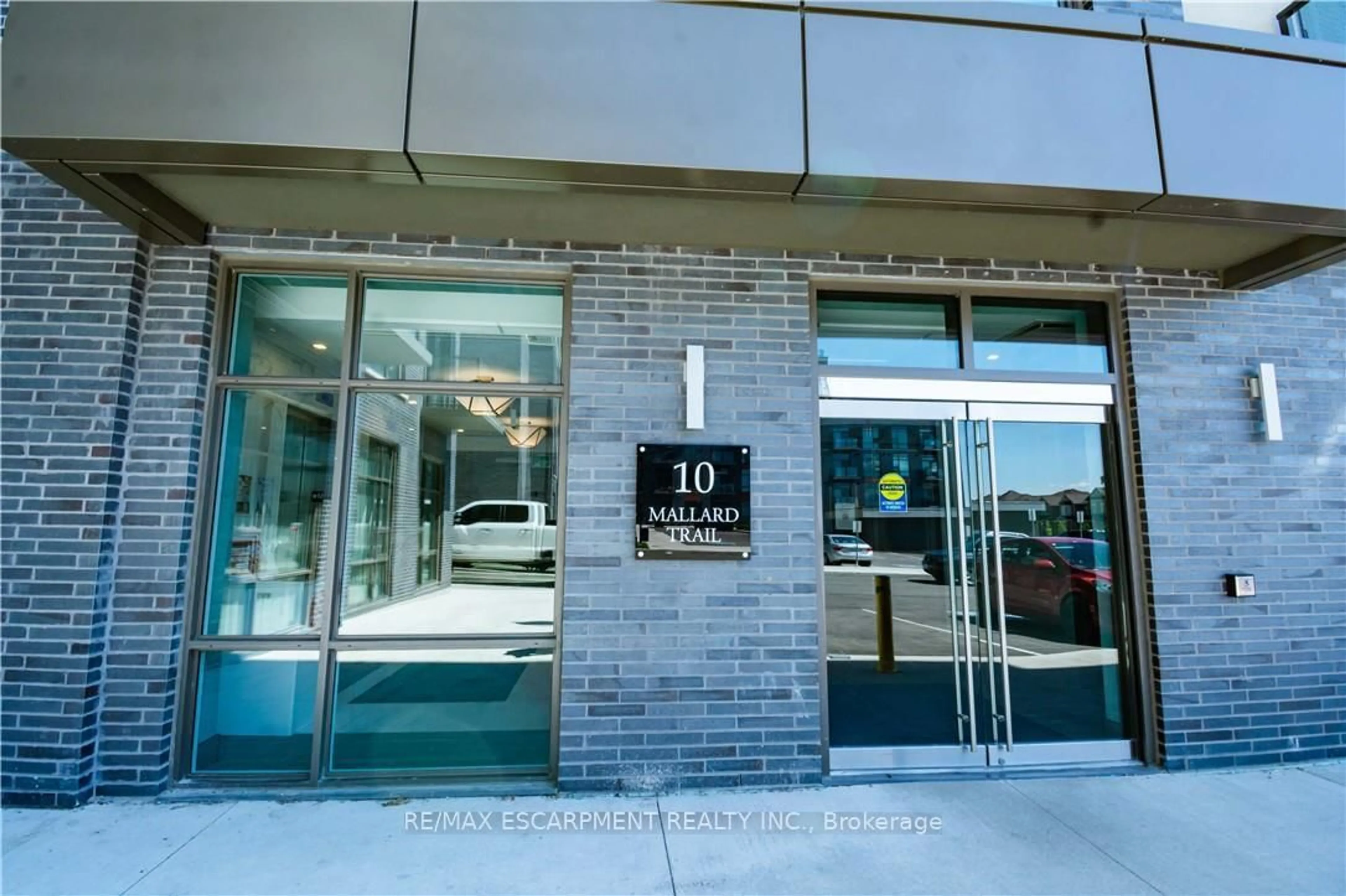 Indoor foyer for 10 Mallard Tr #333, Hamilton Ontario L8B 2A7