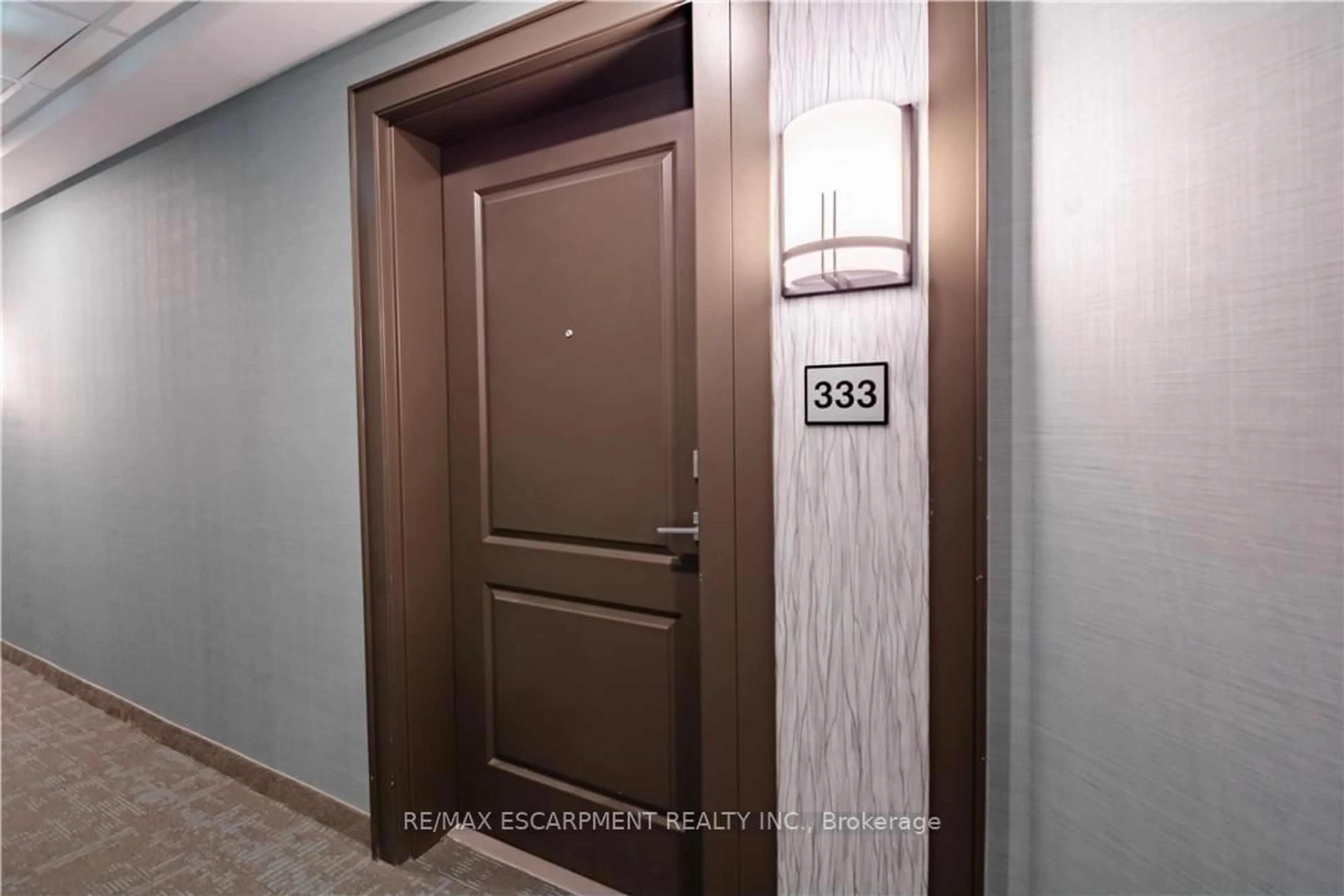 Indoor entryway for 10 Mallard Tr #333, Hamilton Ontario L8B 2A7