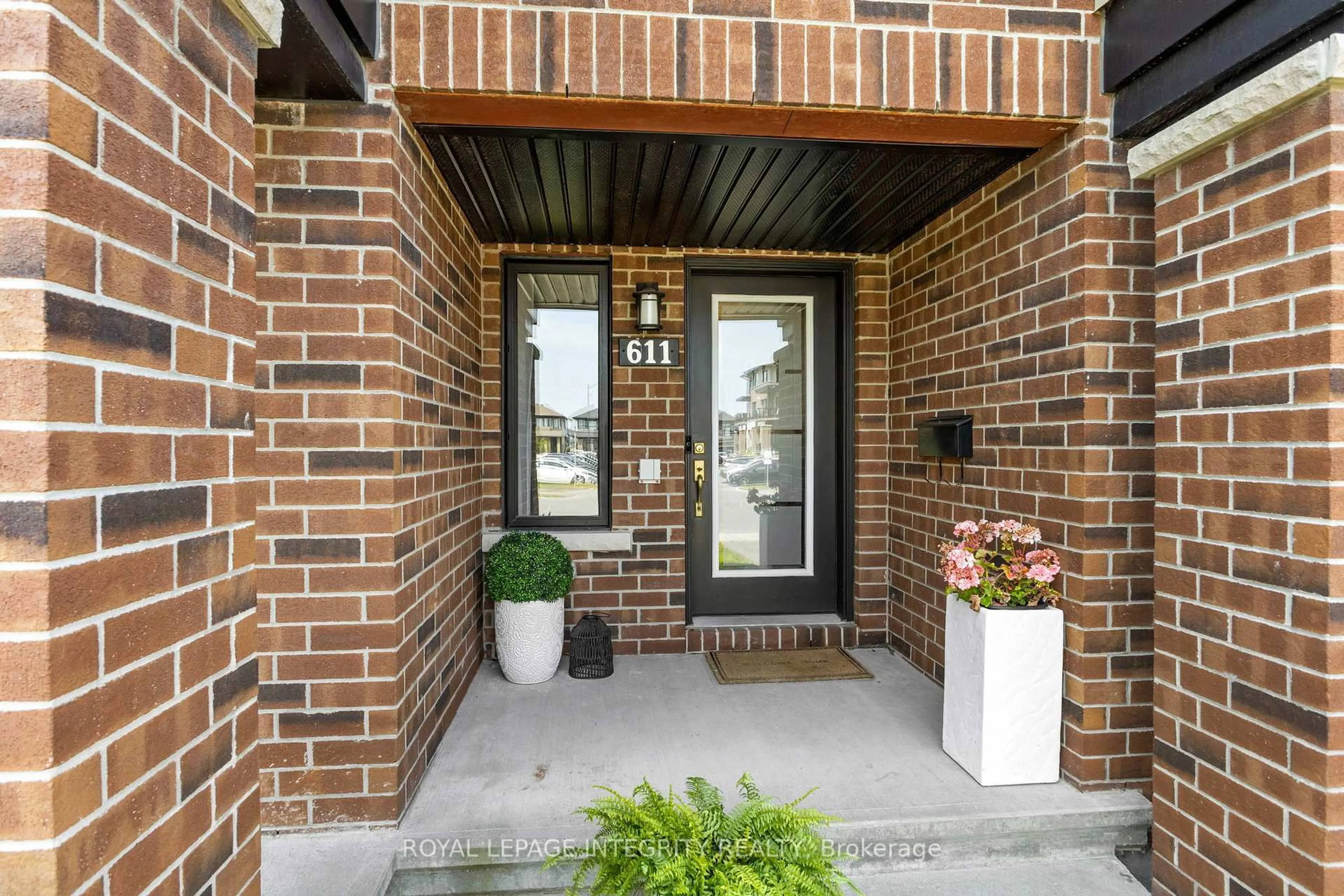 Indoor entryway for 611 Compass St, Ottawa Ontario K1W 0J8