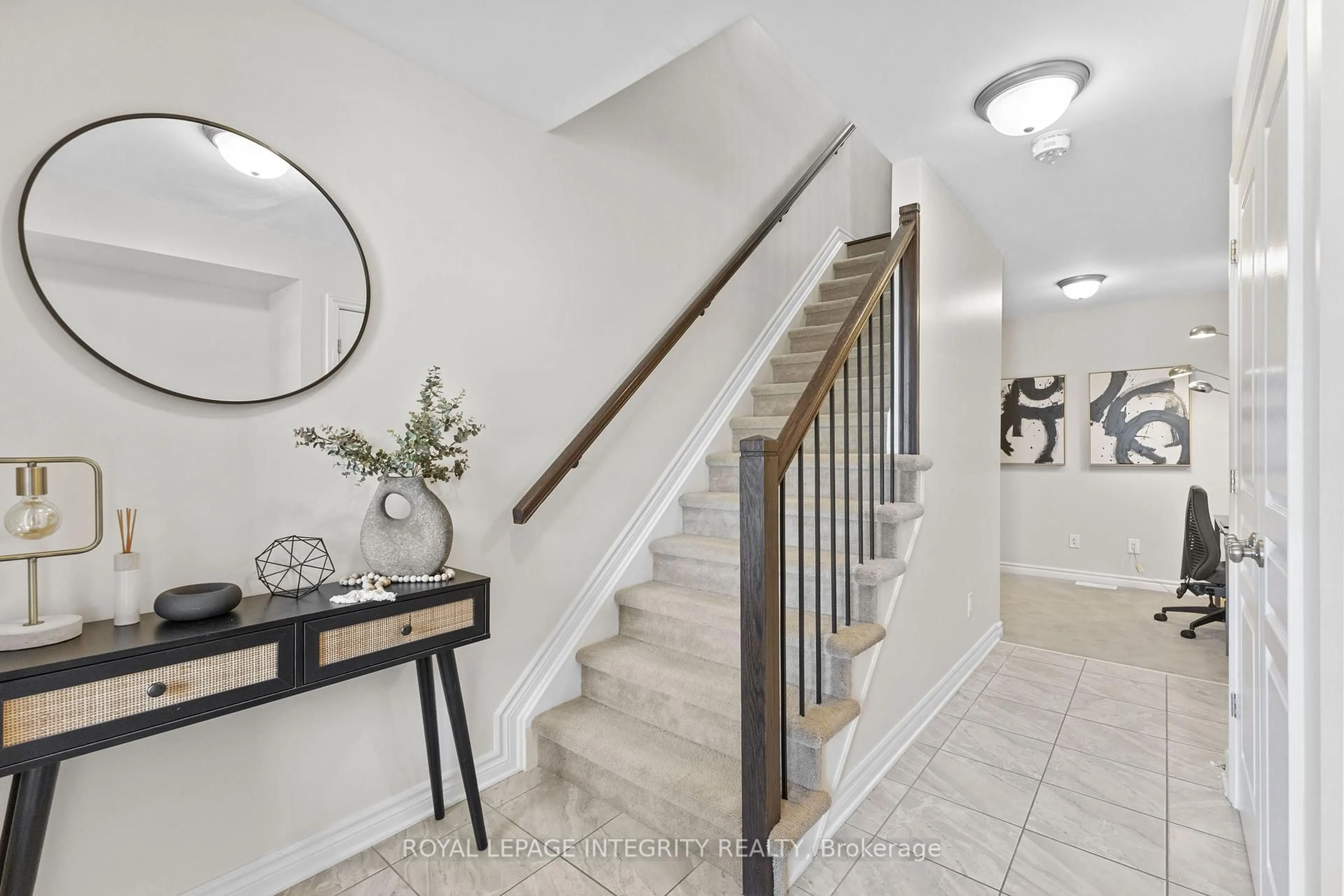 Indoor entryway for 611 Compass St, Ottawa Ontario K1W 0J8