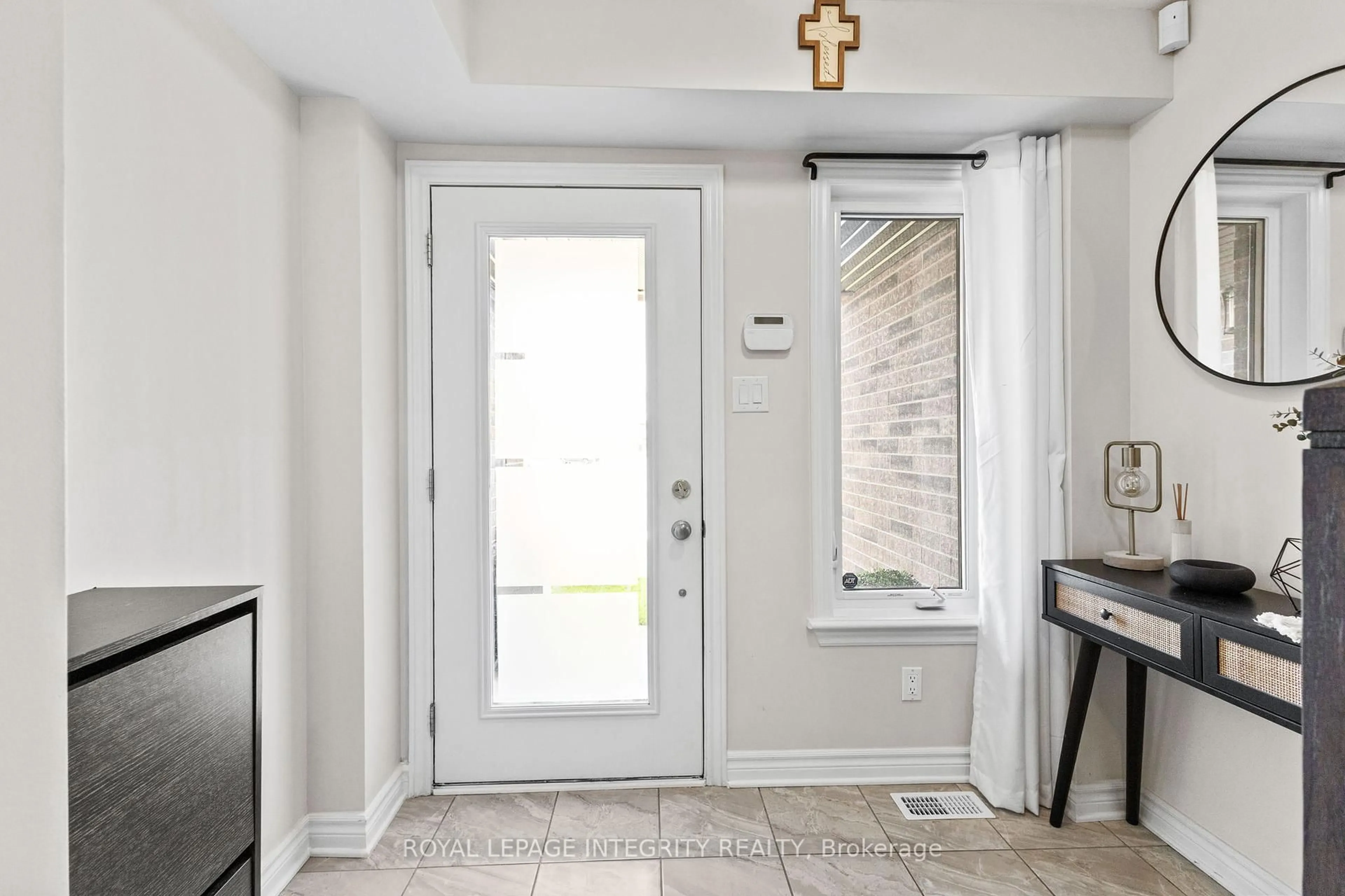 Indoor entryway for 611 Compass St, Ottawa Ontario K1W 0J8