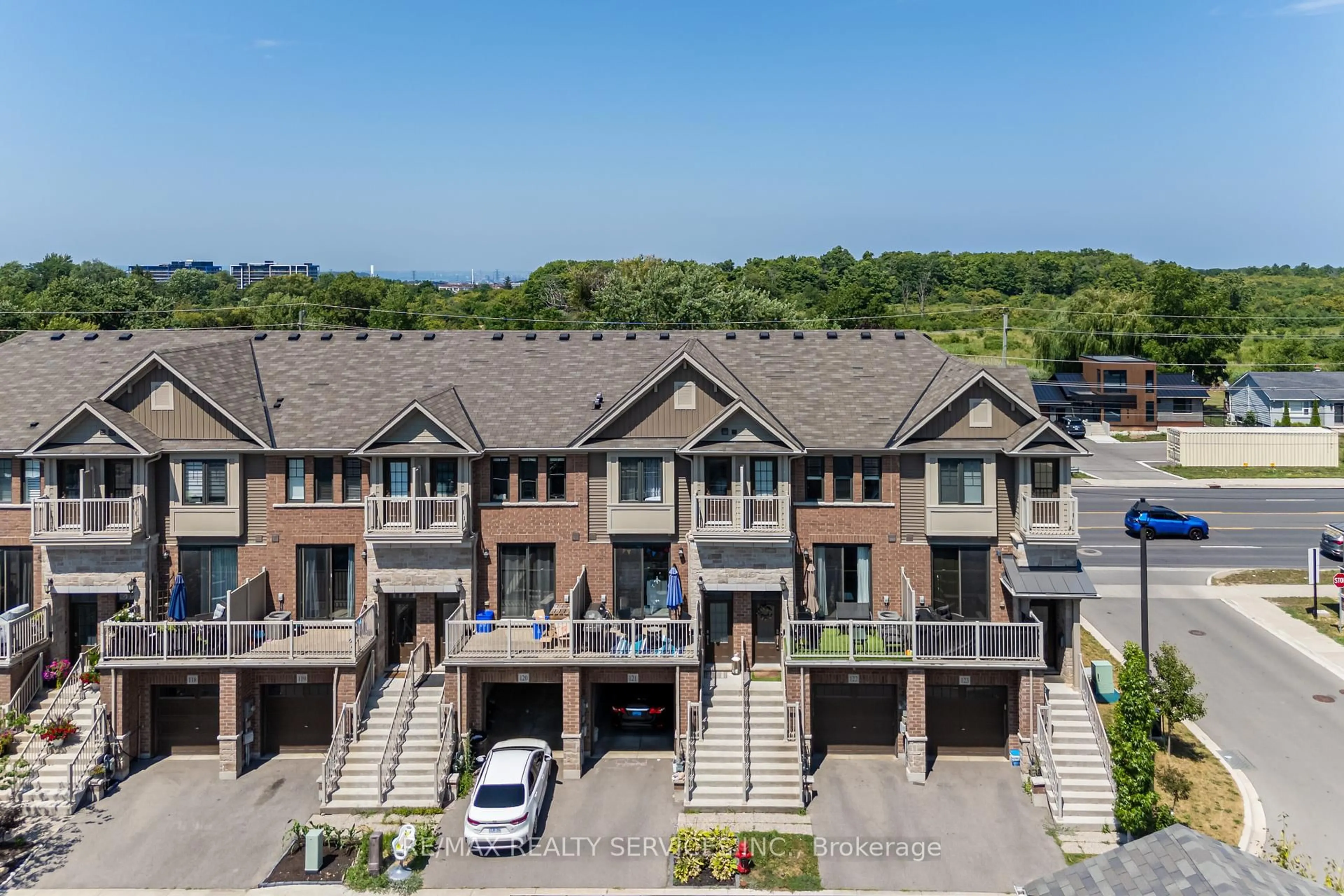 A pic from outside/outdoor area/front of a property/back of a property/a pic from drone, unknown for 1890 Rymal Rd #122, Hamilton Ontario L0R 1P0