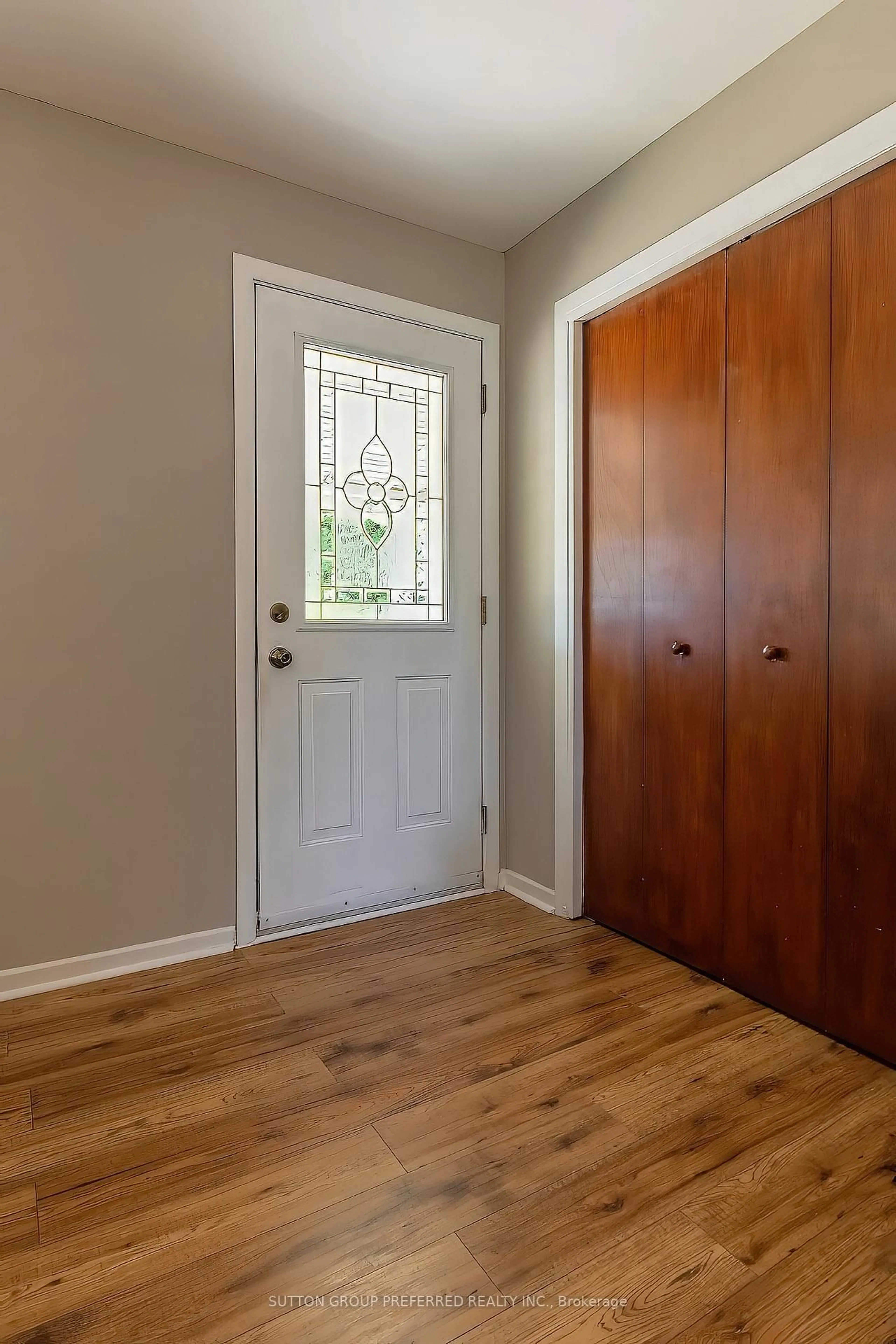 Indoor entryway for 378 Hudson Dr, London East Ontario N5V 1E6