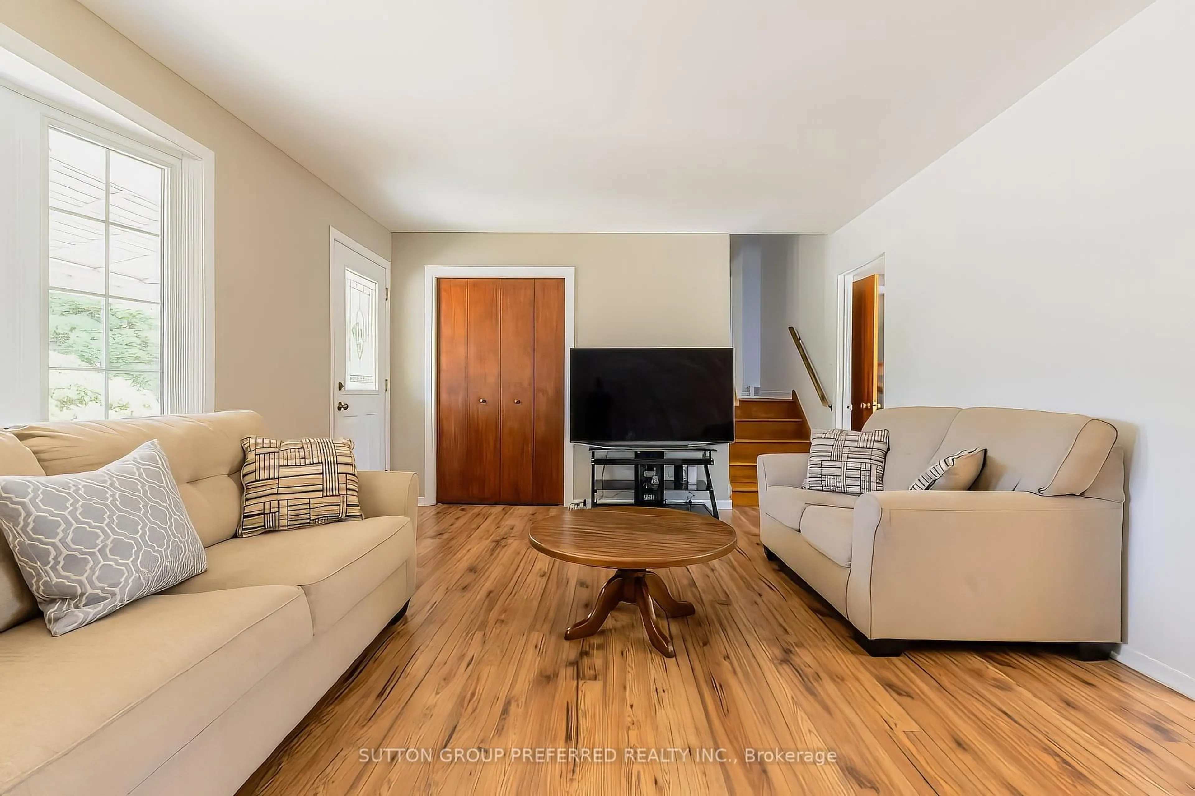 Living room with furniture, wood/laminate floor for 378 Hudson Dr, London East Ontario N5V 1E6