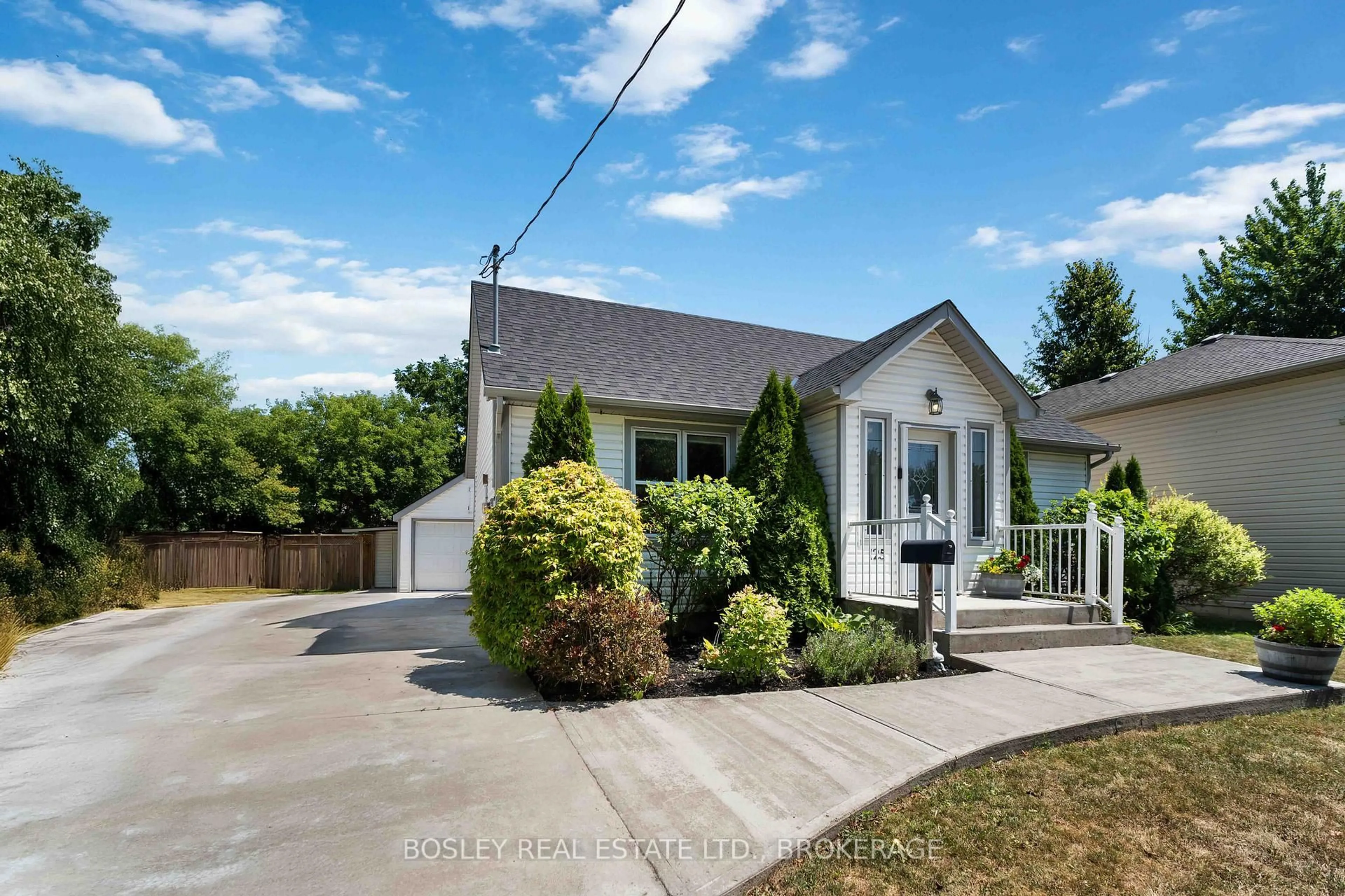 Home with vinyl exterior material, street for 125 Powerview Ave, St. Catharines Ontario L2S 1X5
