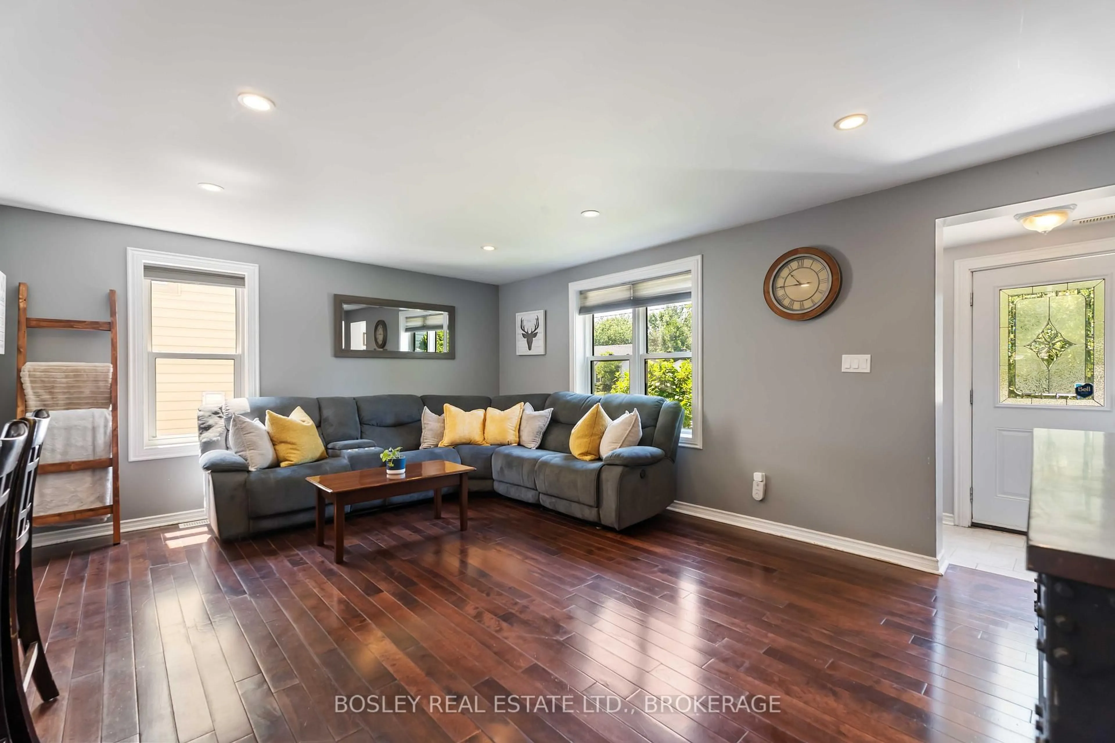 Living room with furniture, unknown for 125 Powerview Ave, St. Catharines Ontario L2S 1X5