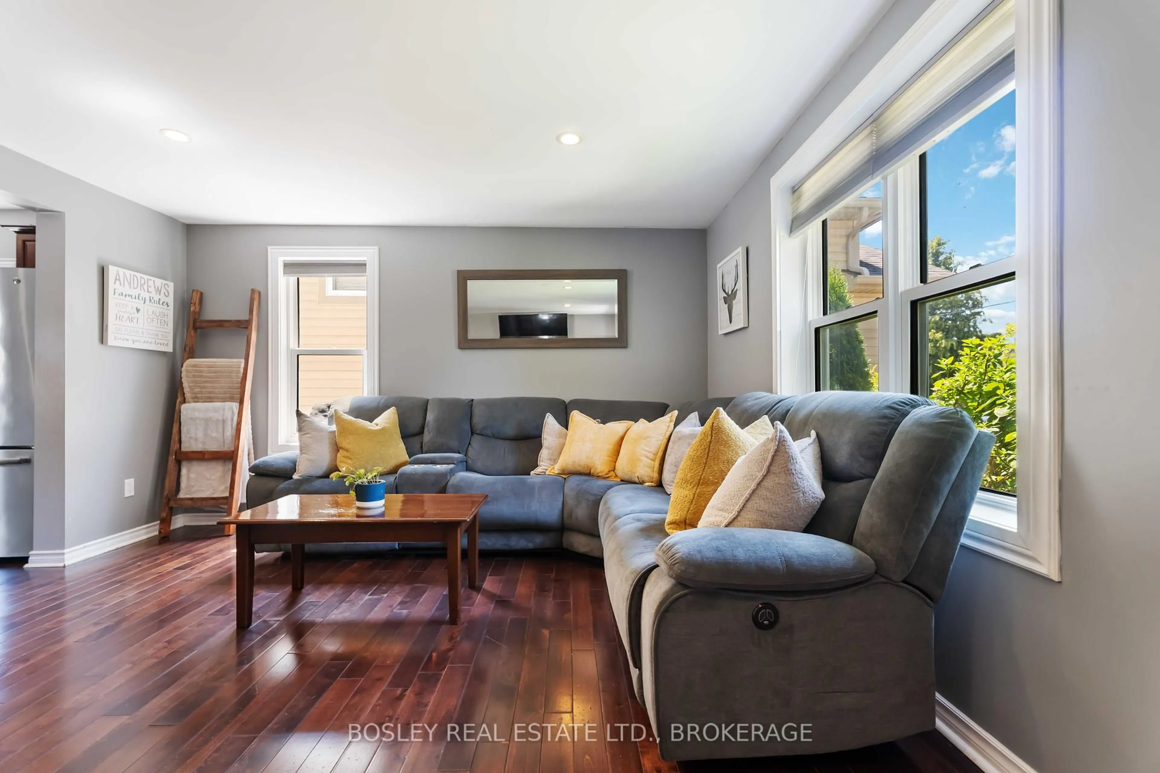 Living room with furniture, unknown for 125 Powerview Ave, St. Catharines Ontario L2S 1X5