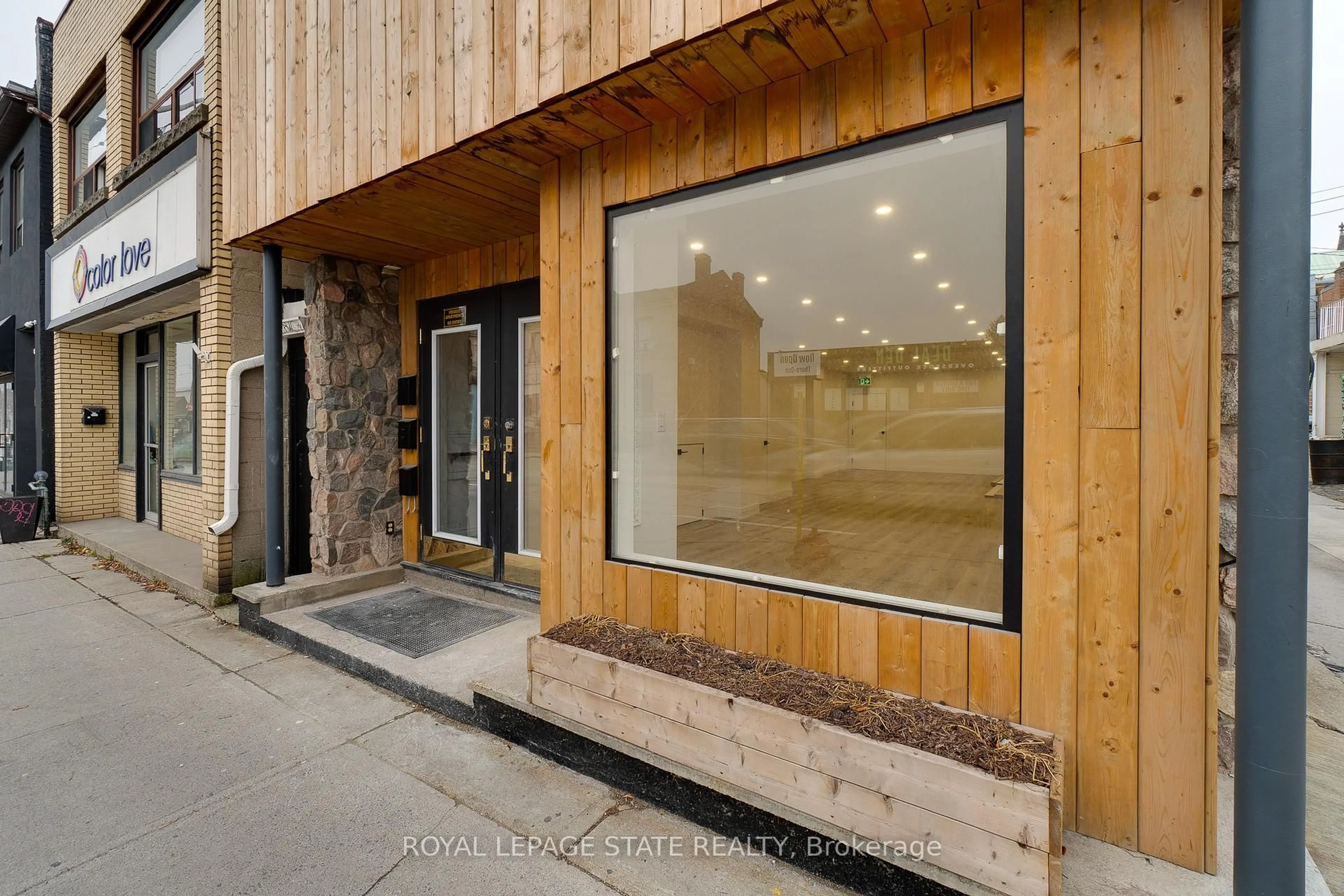 Indoor foyer for 18 Barton St, Hamilton Ontario L8L 2V5