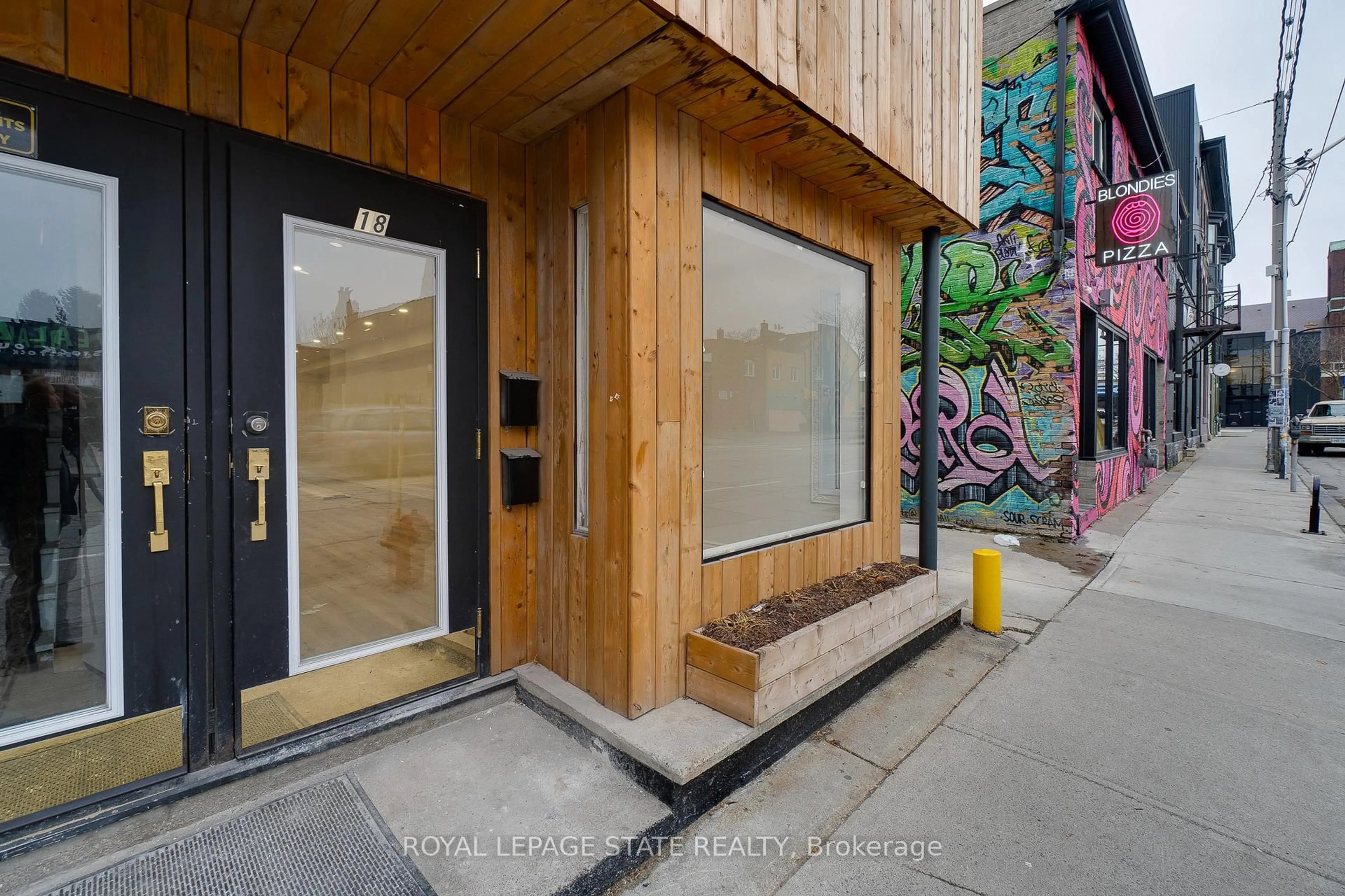 Indoor entryway for 18 Barton St, Hamilton Ontario L8L 2V5