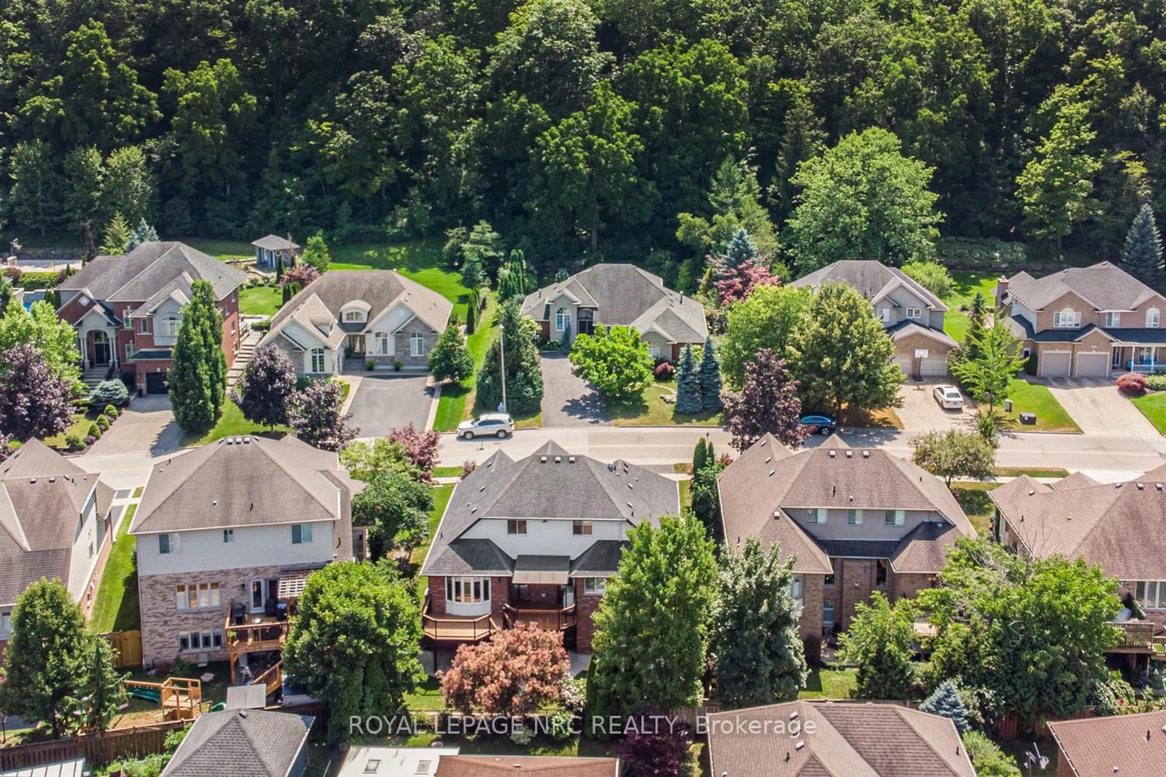 A pic from outside/outdoor area/front of a property/back of a property/a pic from drone, unknown for 149 Dorchester Dr, Grimsby Ontario L3M 5J9