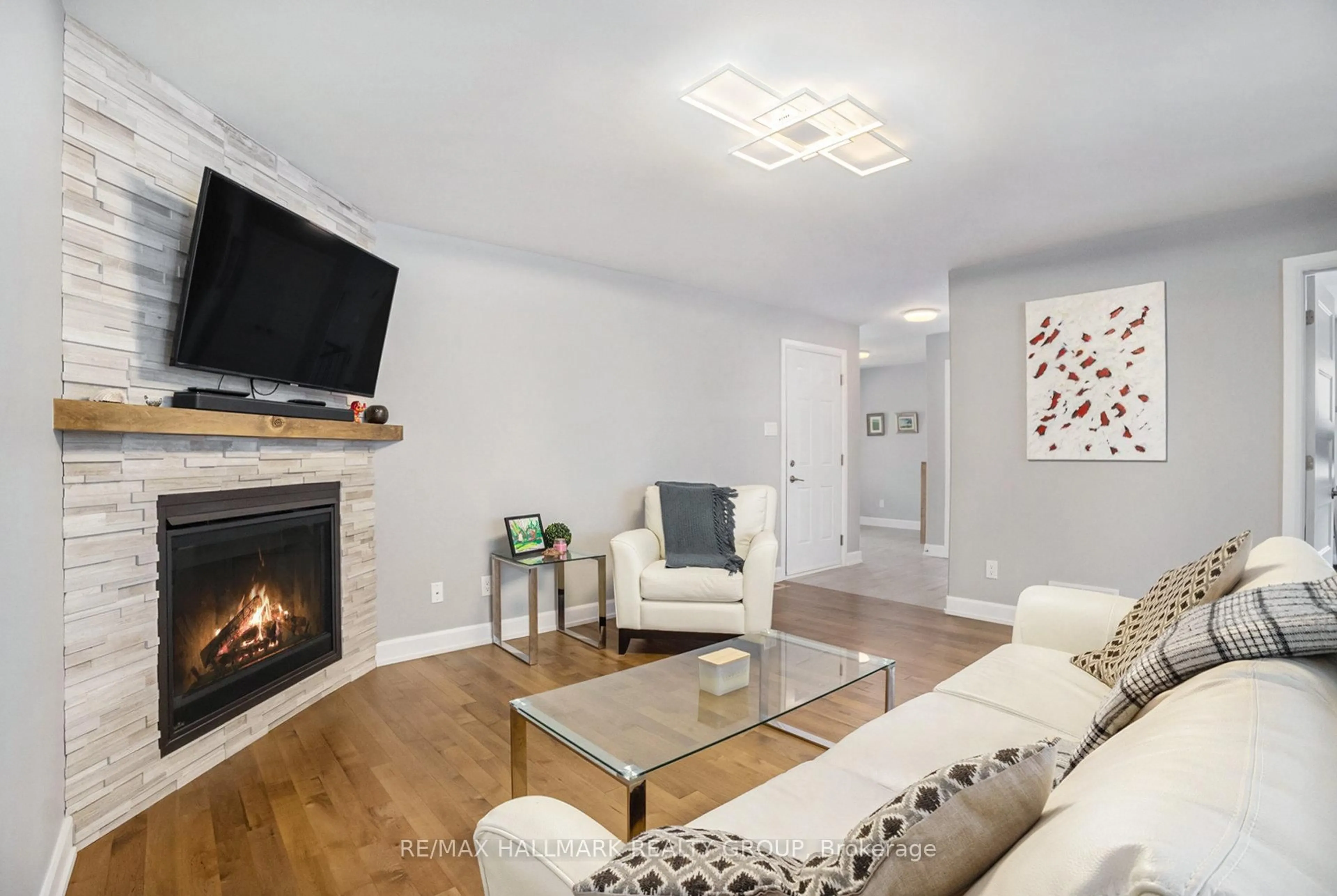 Living room with furniture, wood/laminate floor for 424 Twilight Ave, Russell Ontario K4R 0E7