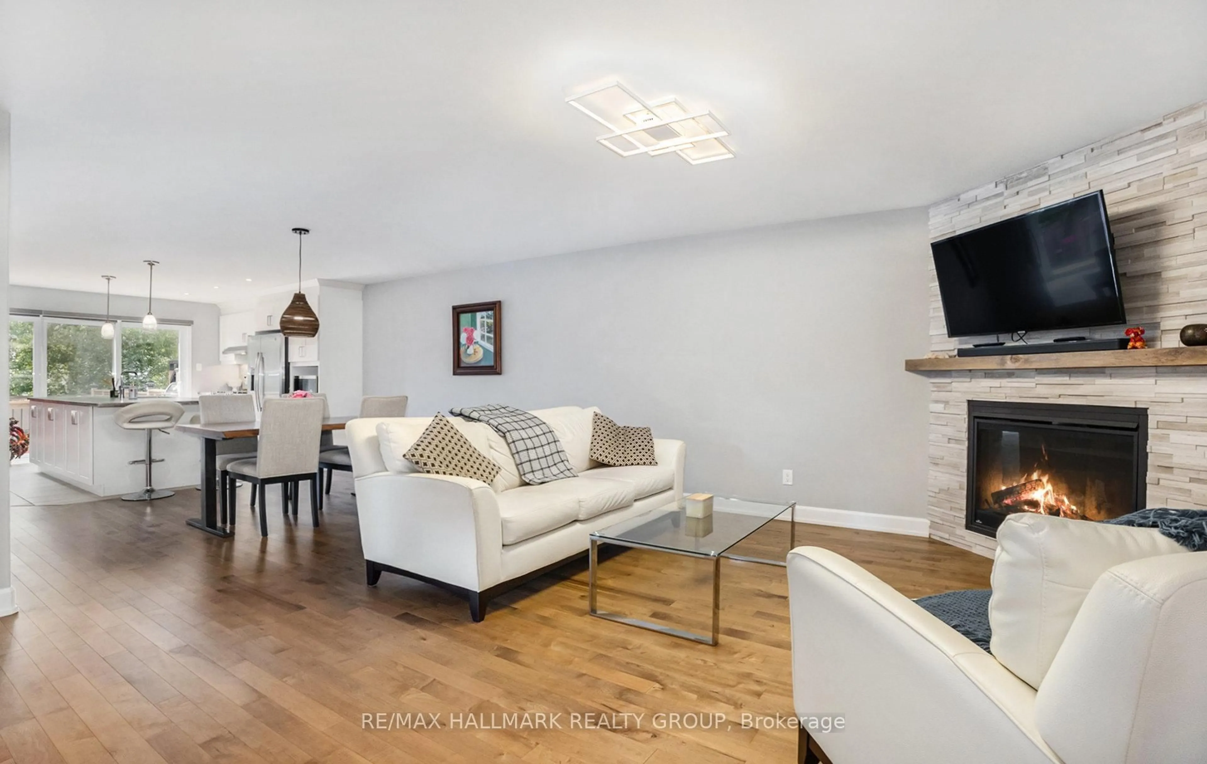 Living room with furniture, wood/laminate floor for 424 Twilight Ave, Russell Ontario K4R 0E7