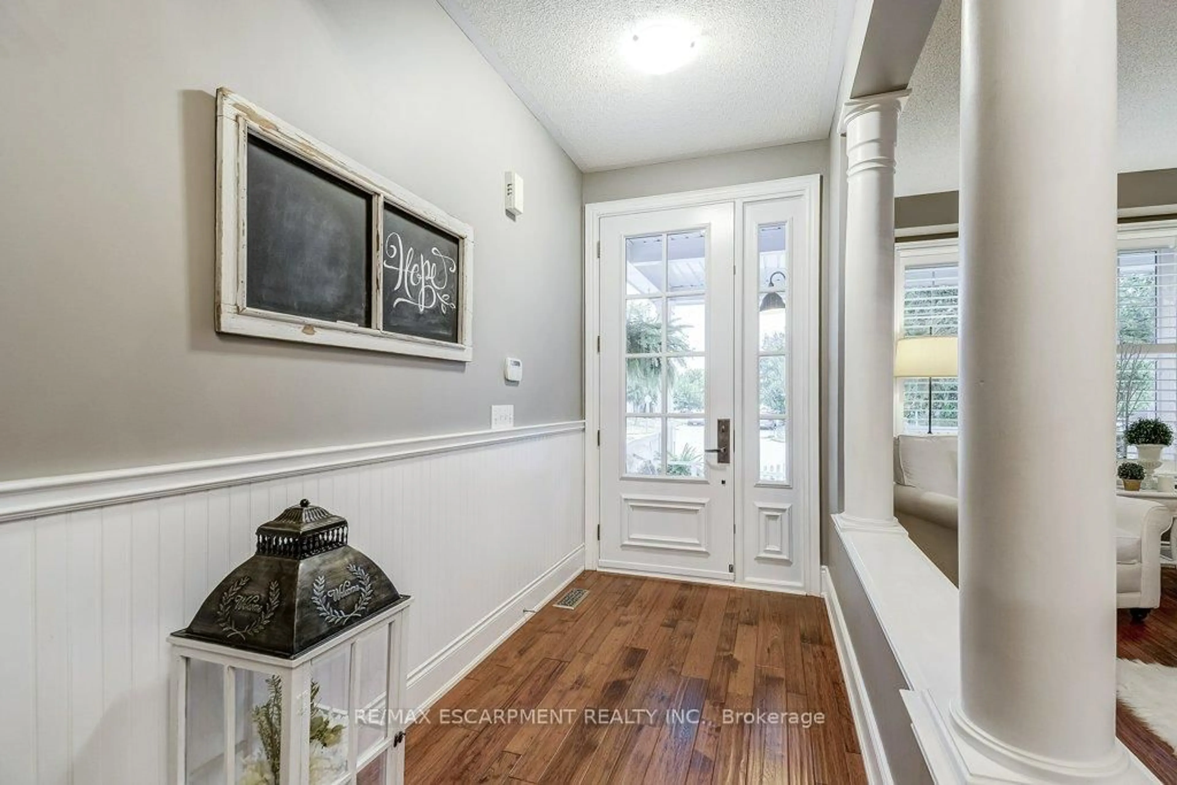 Indoor entryway for 47 Wimberly Ave, Hamilton Ontario L8B 0R9