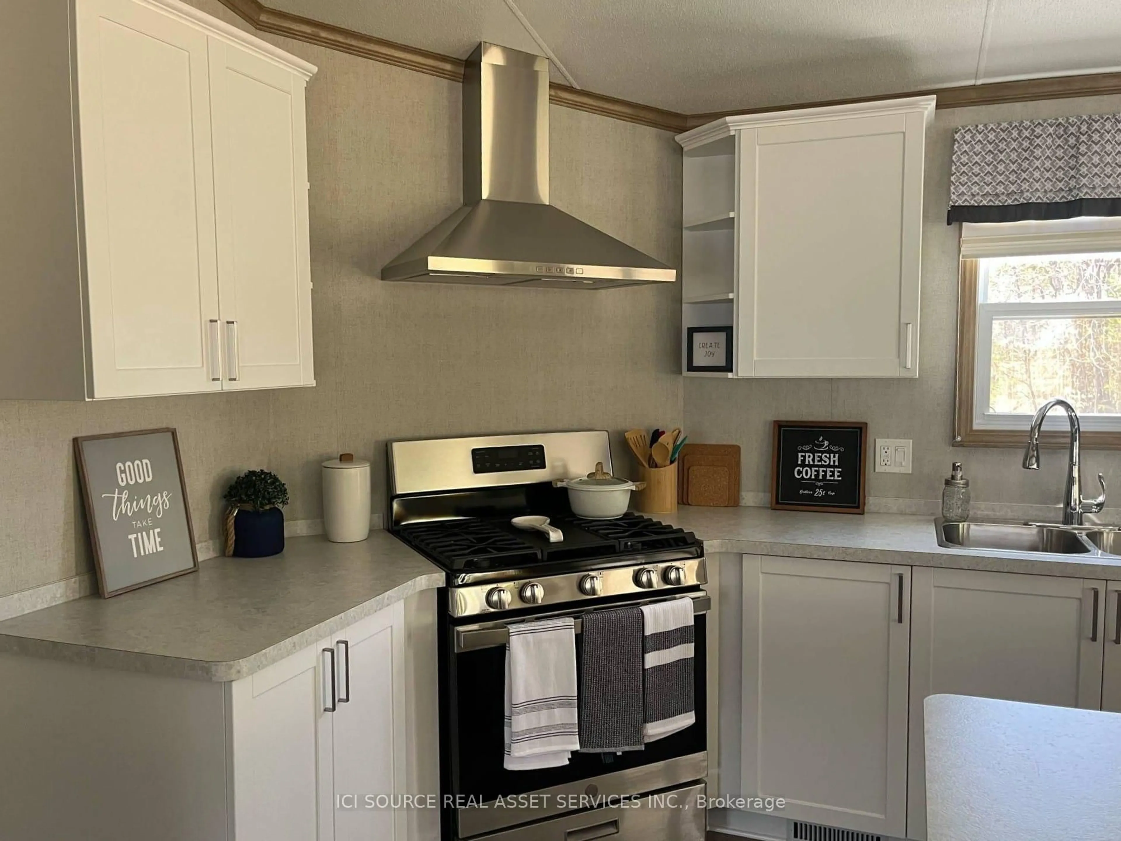 Standard kitchen, unknown for 1047 Bonnie Lake Camp Rd #LKR023, Bracebridge Ontario P1L 1W9