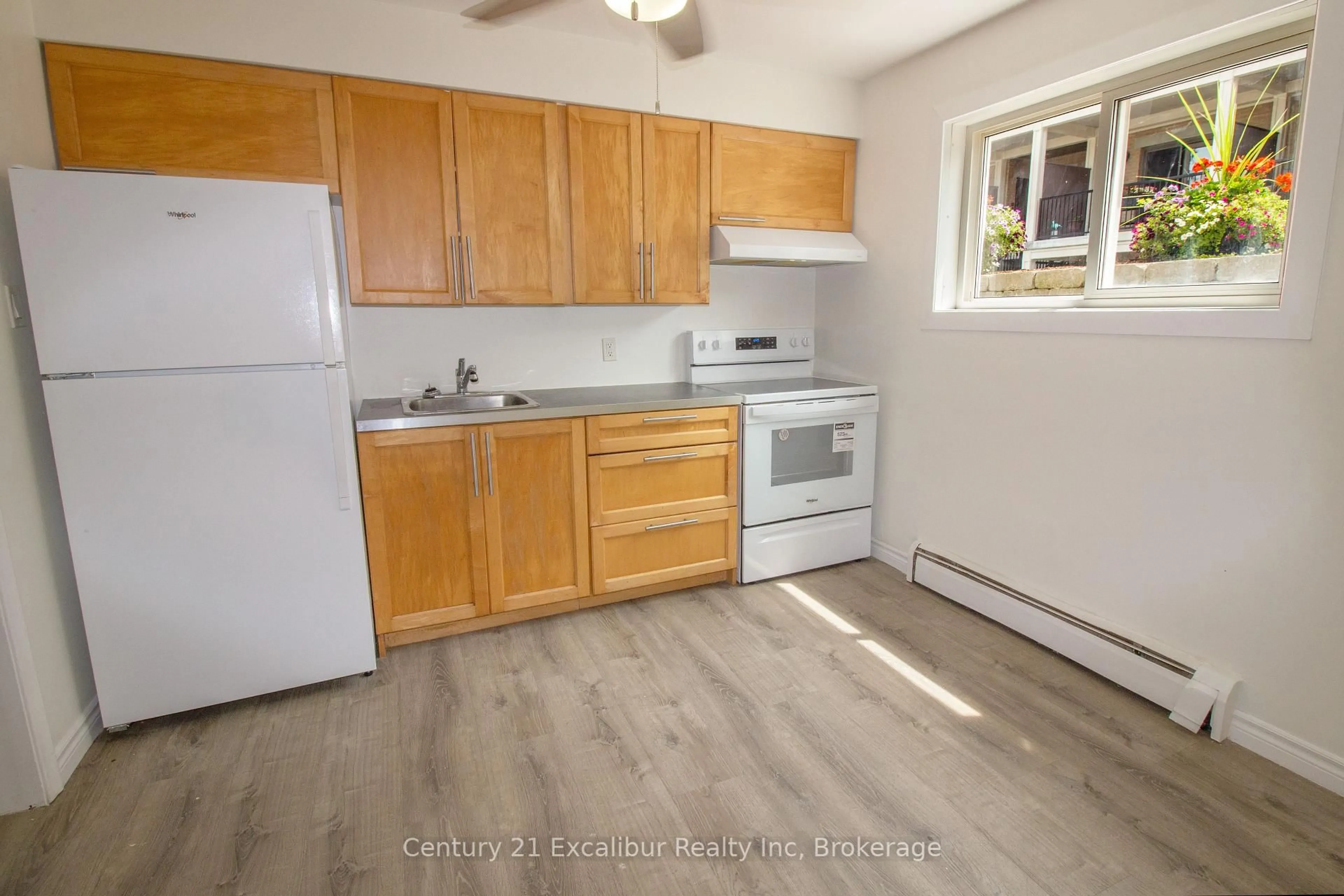 Standard kitchen, unknown for 360 Queen St #8, Centre Wellington Ontario N1M 1T4