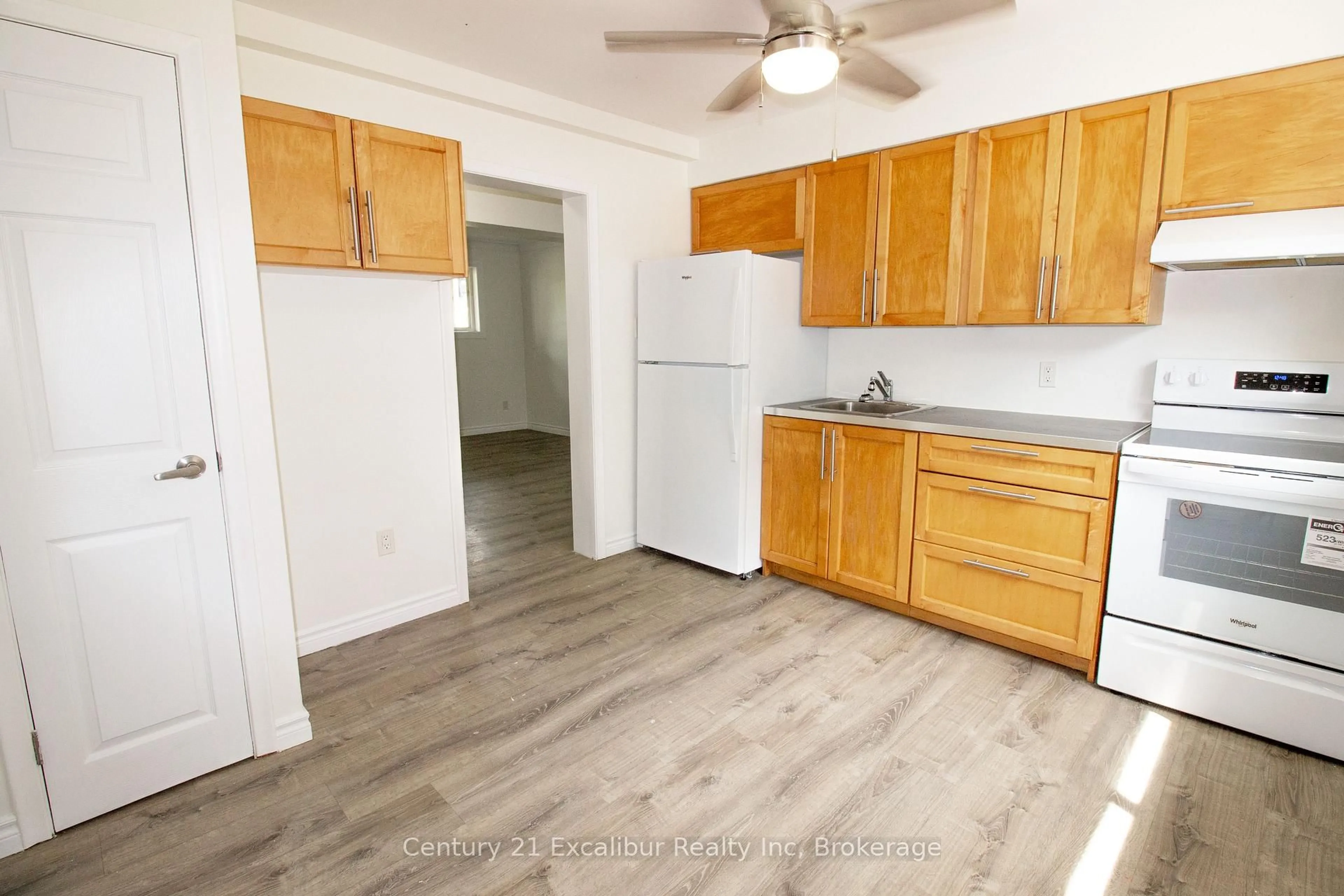 Standard kitchen, unknown for 360 Queen St #8, Centre Wellington Ontario N1M 1T4
