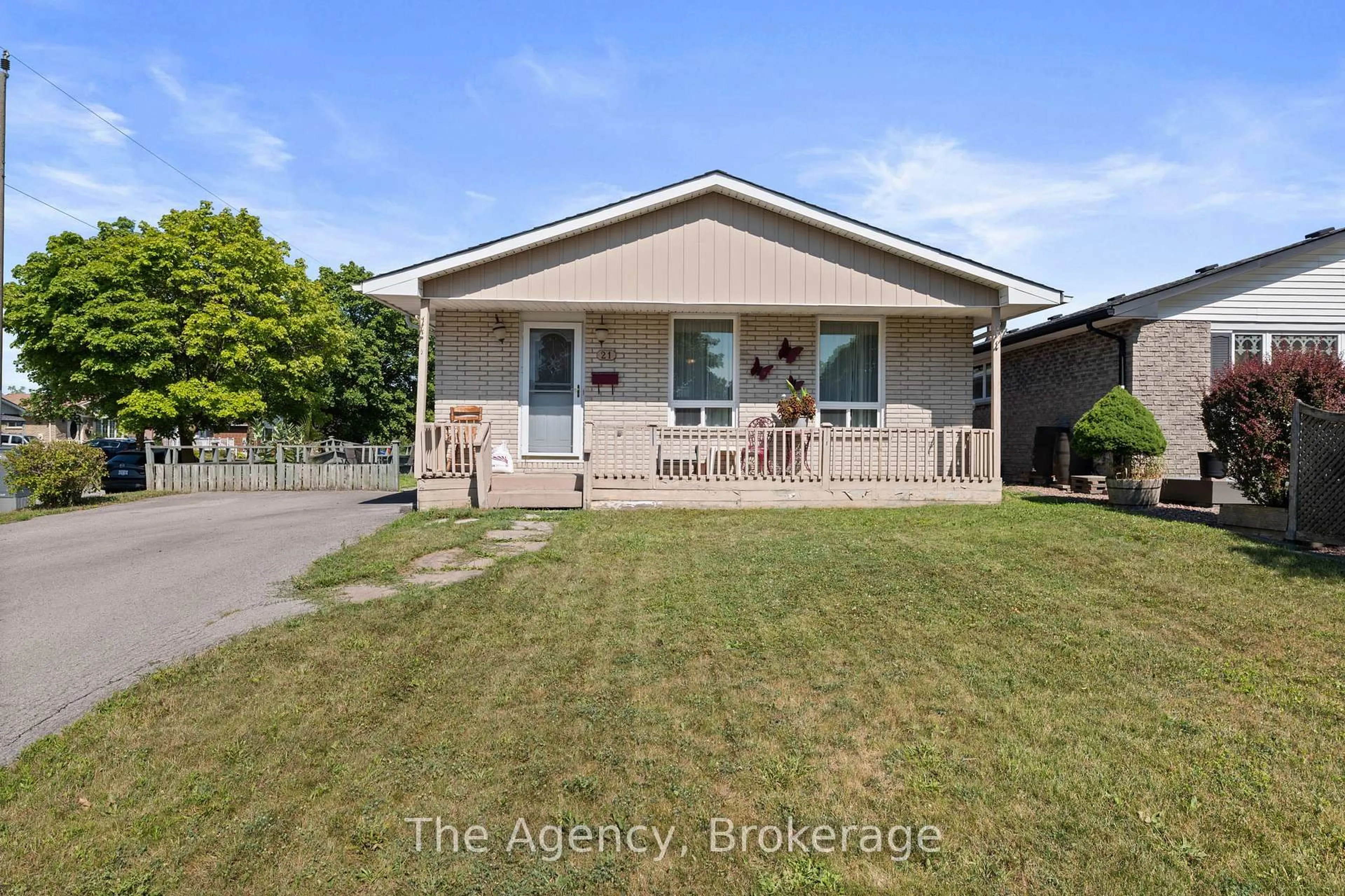 A pic from outside/outdoor area/front of a property/back of a property/a pic from drone, unknown for 21 Loraine Dr, St. Catharines Ontario L2P 3N9