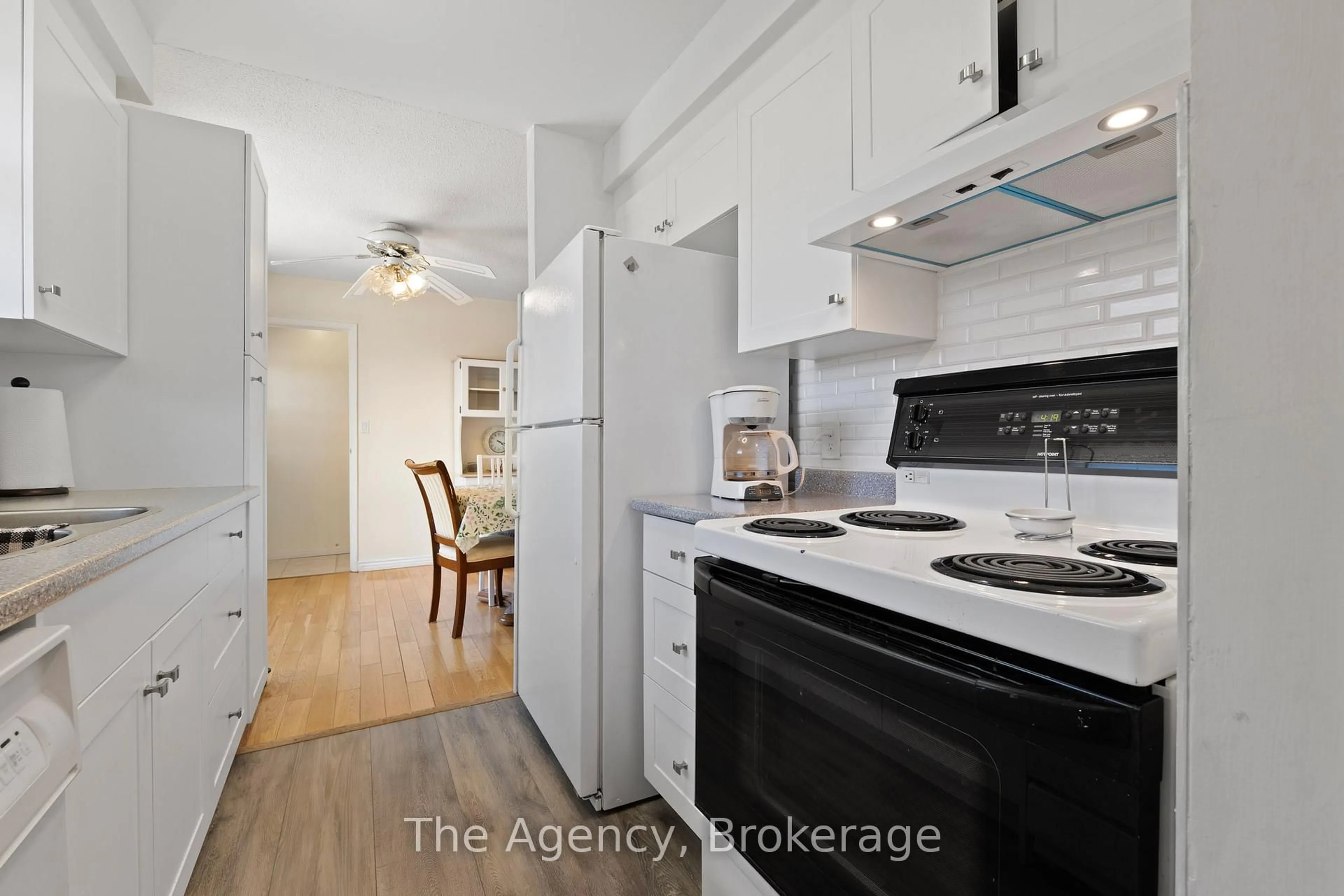 Standard kitchen, wood/laminate floor for 21 Loraine Dr, St. Catharines Ontario L2P 3N9