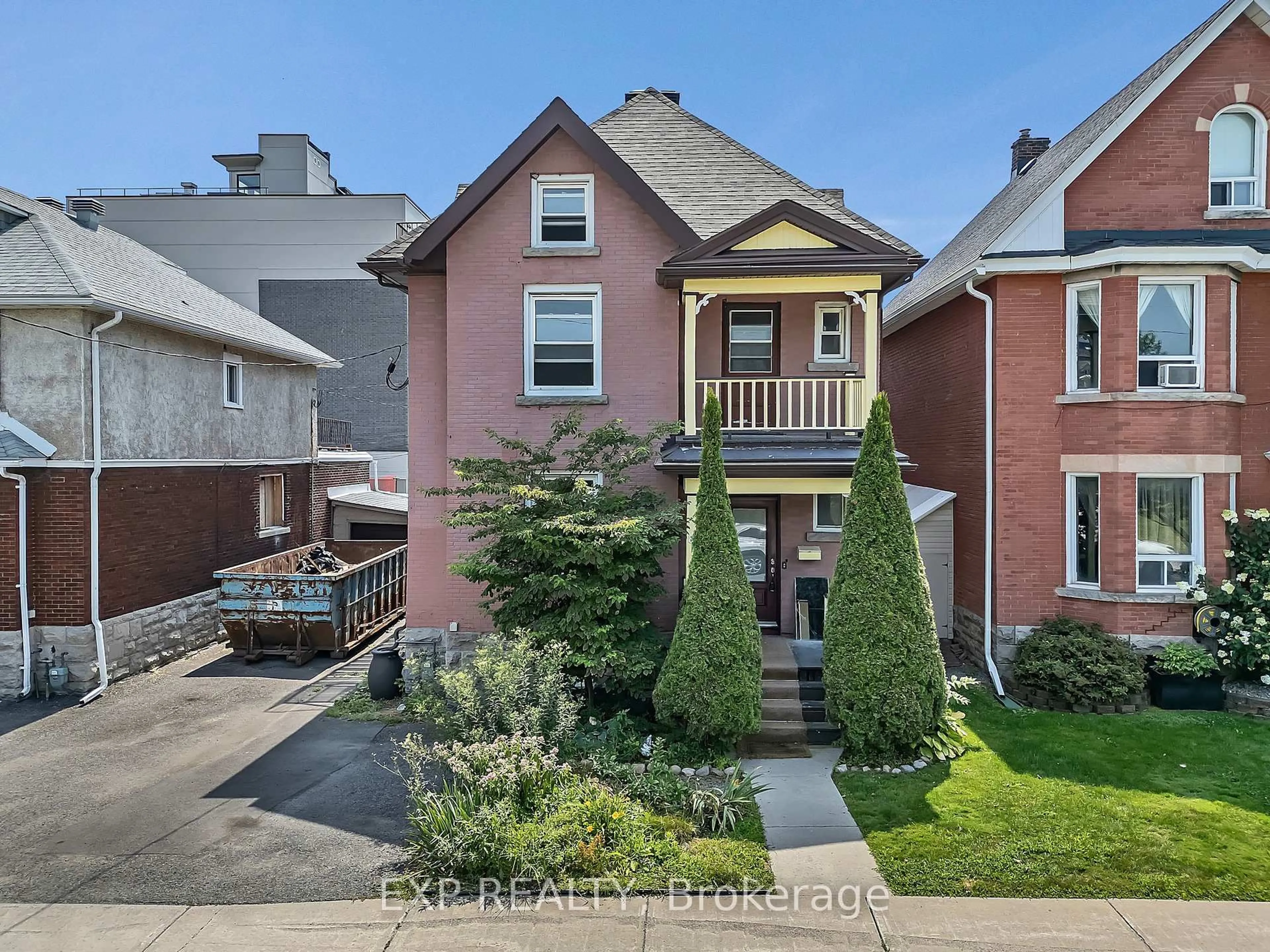 A pic from outside/outdoor area/front of a property/back of a property/a pic from drone, street for 8 Oak St, Ottawa Ontario K1R 6S9