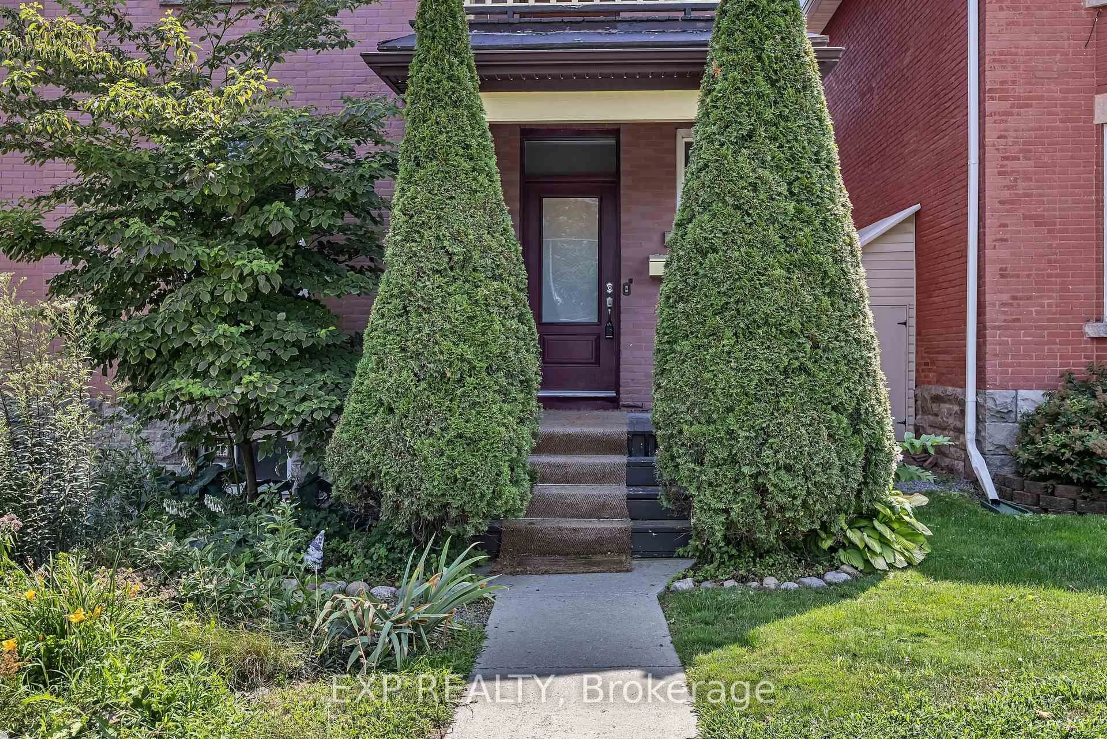 Indoor entryway for 8 Oak St, Ottawa Ontario K1R 6S9