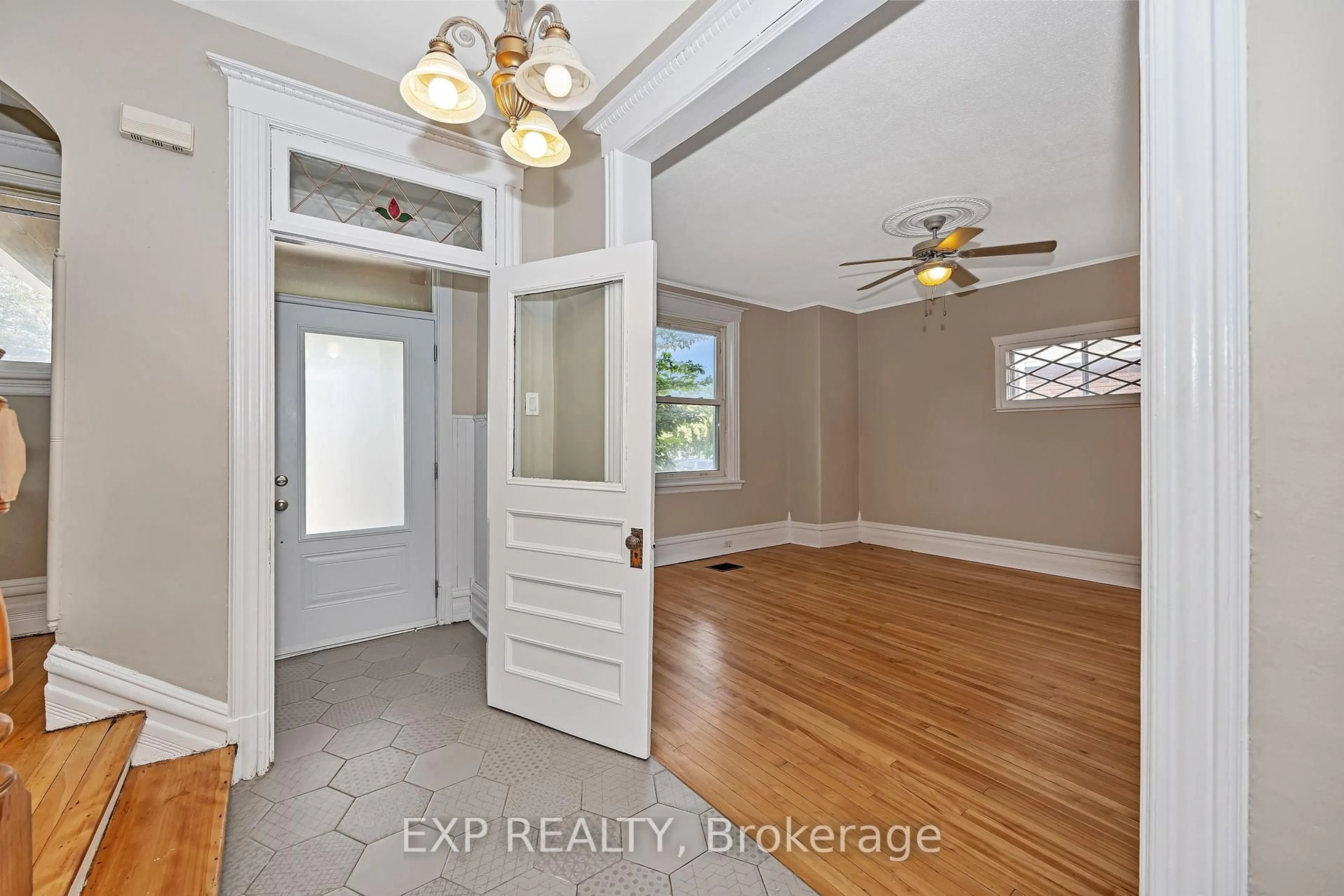Indoor entryway for 8 Oak St, Ottawa Ontario K1R 6S9