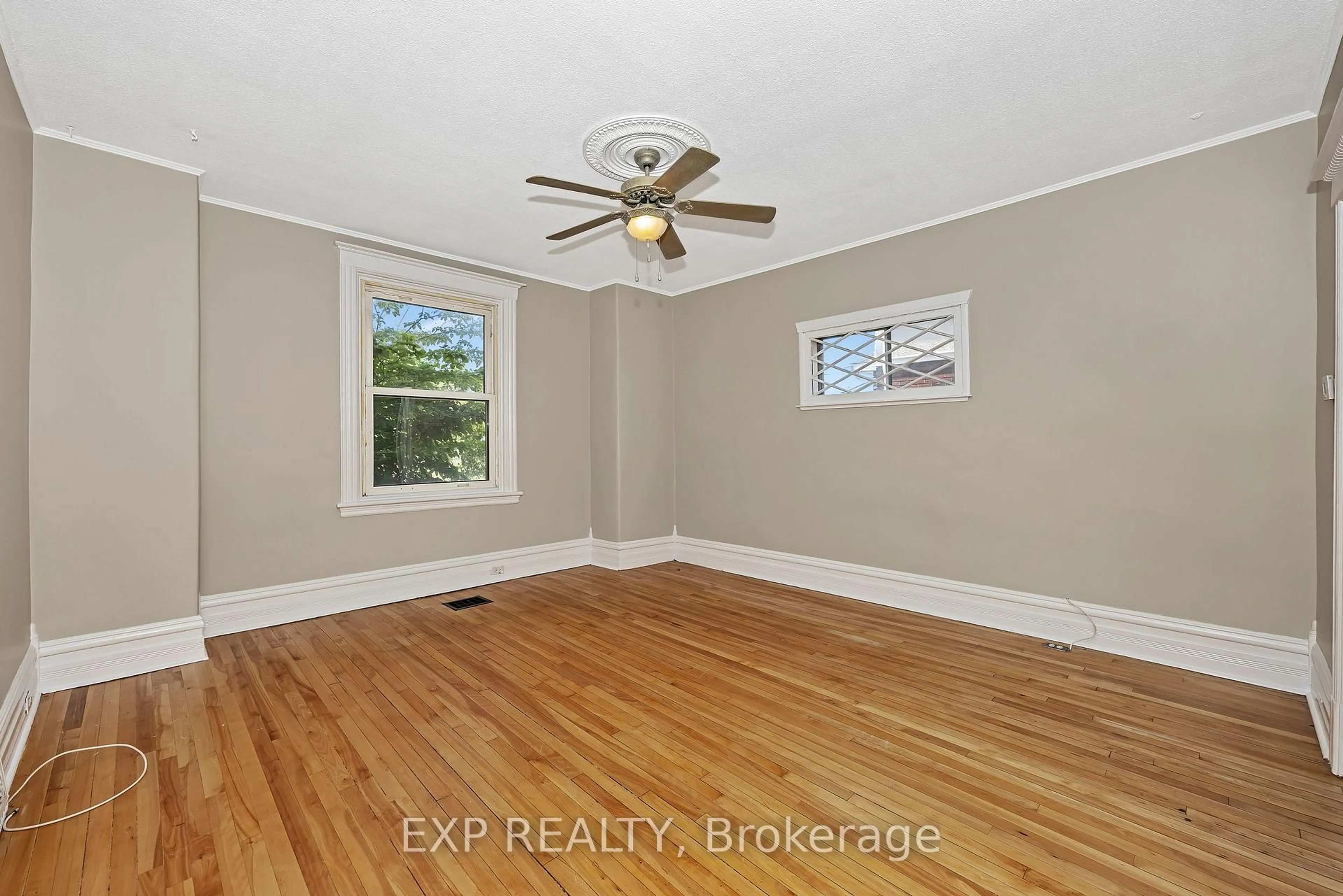 A pic of a room for 8 Oak St, Ottawa Ontario K1R 6S9