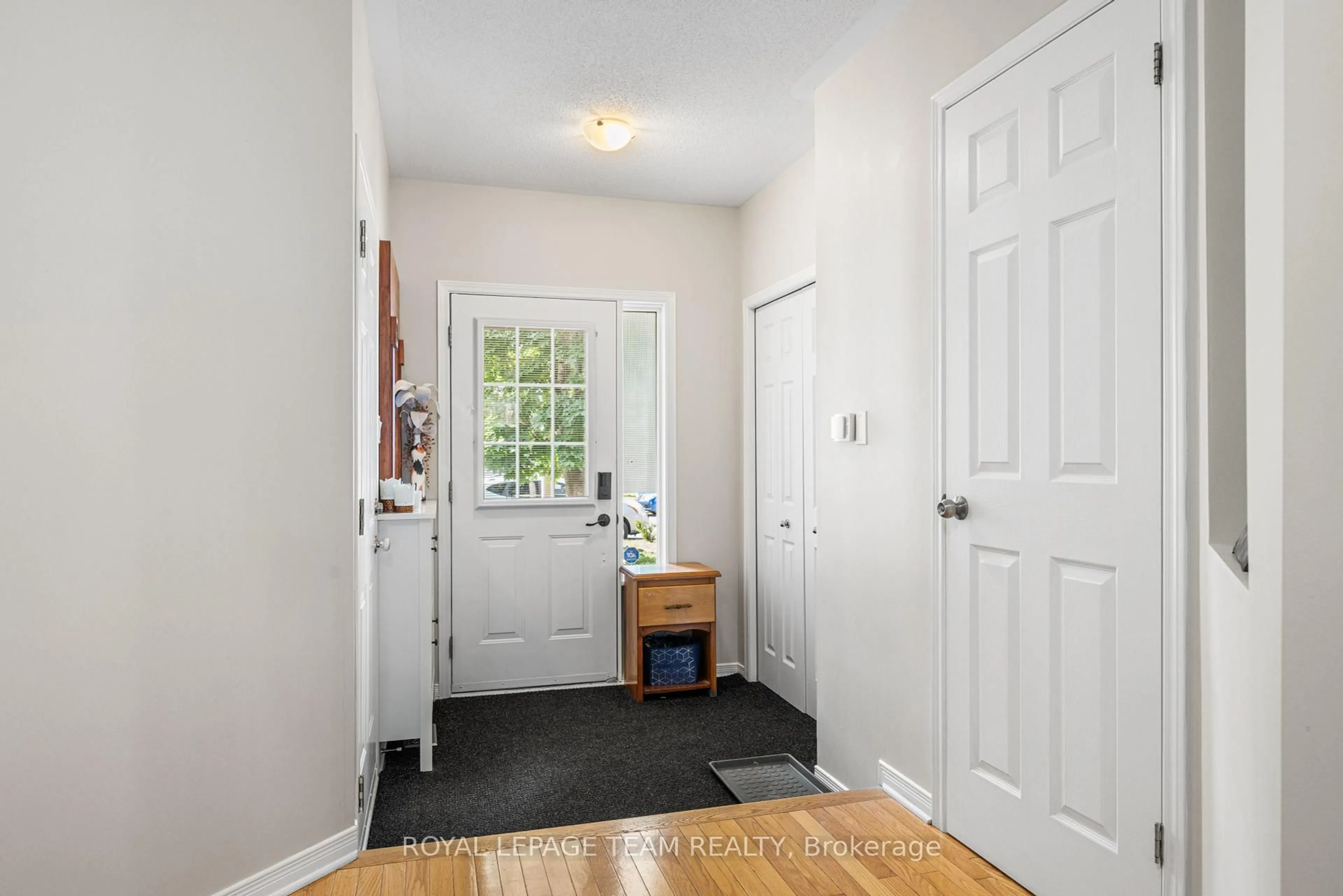 Indoor entryway for 25 Inverkip Ave, Ottawa Ontario K1T 4B7
